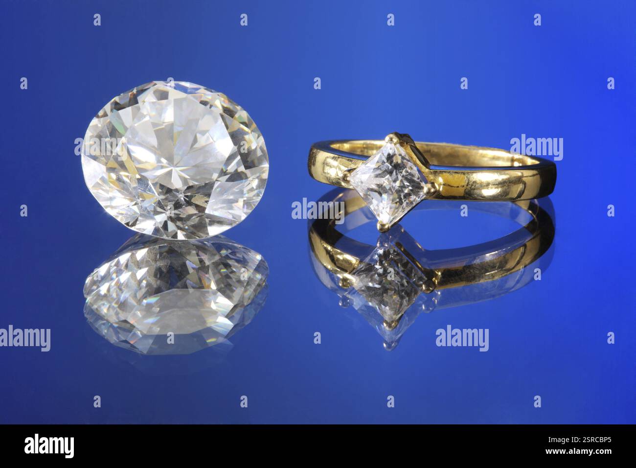Nieten gold Diamantring und großen Diamanten Reflexion auf blauem Hintergrund Stockfoto