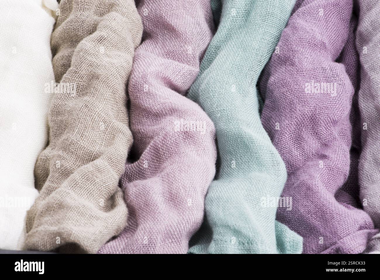 Mehrfarbiges Textil mit violetten Farbtönen und bunten Akzenten und satter, detailreicher Textur, Flachs Stockfoto