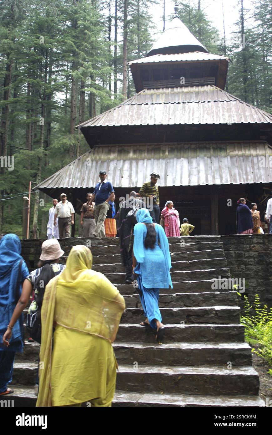 Touristen betreten den Hadimba maata Tempel in Manali, Himachal Pradesh, Indien, Asien Stockfoto