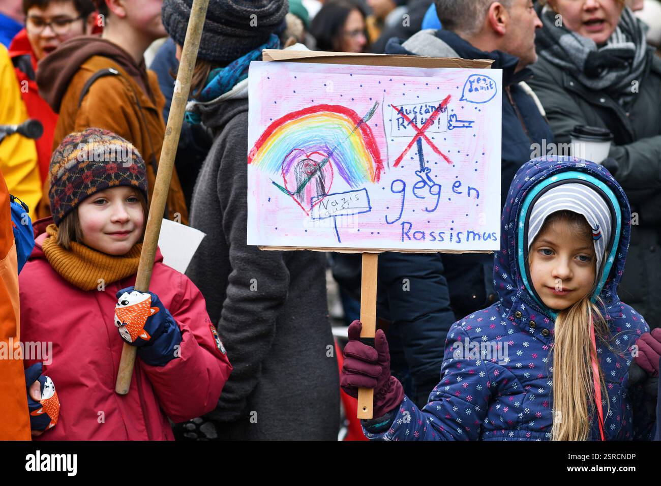 Heidelberg - 12. Februar 2025: Kinder mit Zeichen auf Protest gegen Rechtsextreme Stockfoto