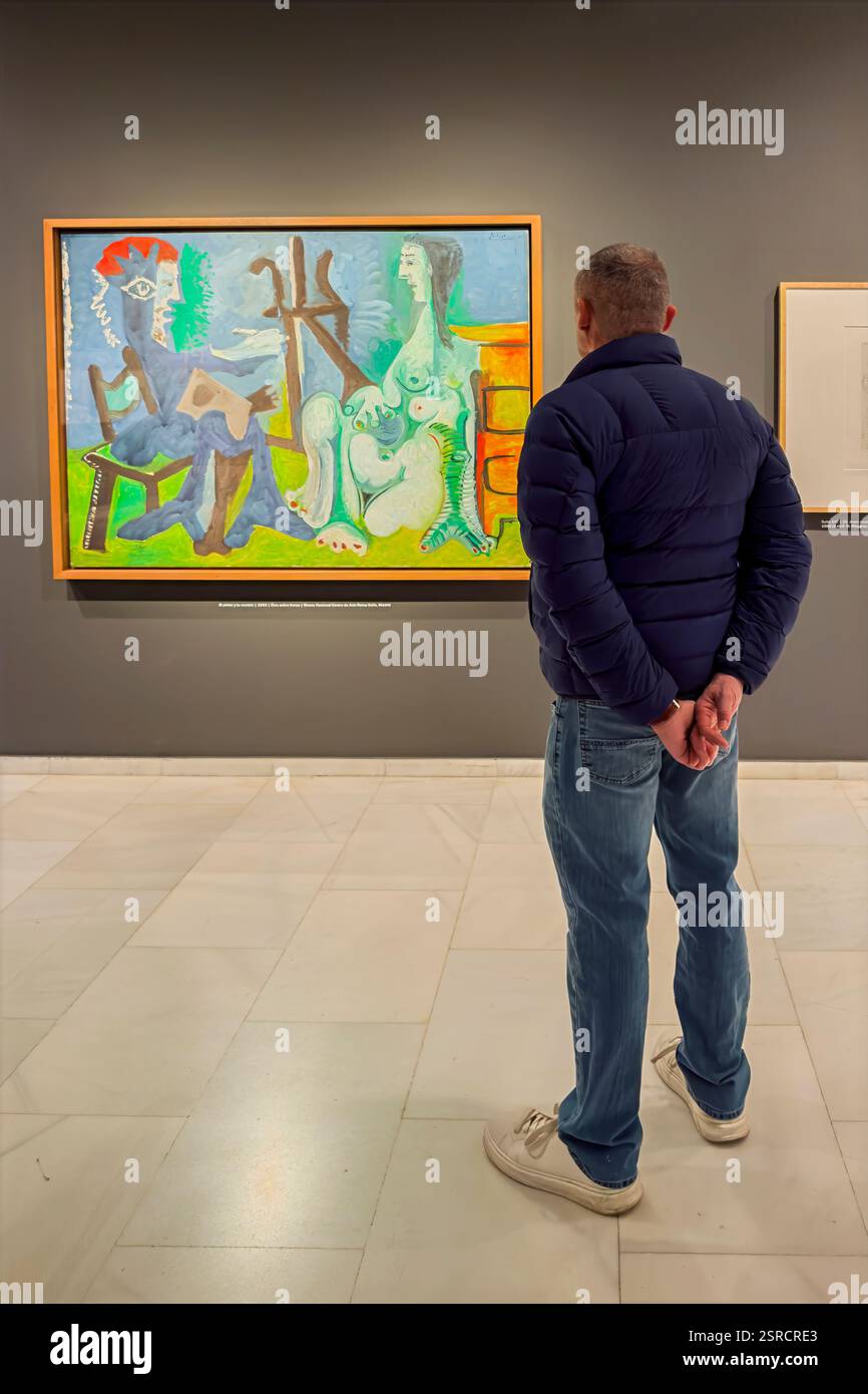 Besucher sehen das Ölgemälde „der Maler und das Modell“ des spanischen Malers Pablo Picasso im Museo Nacional Centro de Arte Reina Sofia, Madrid, Spanien Stockfoto