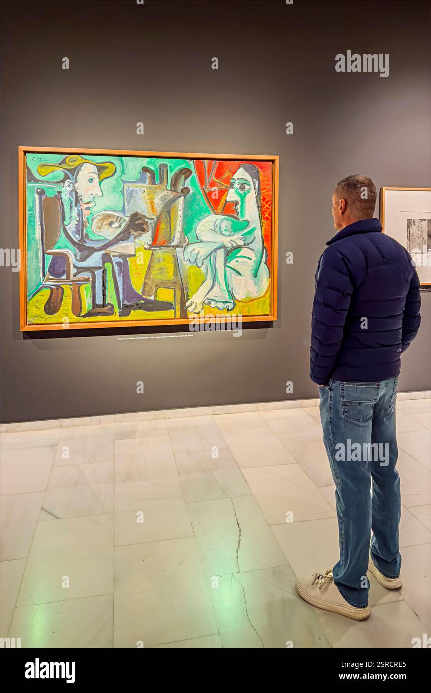 Besucher sehen das Ölgemälde „der Maler und das Modell“ des spanischen Malers Pablo Picasso im Museo Nacional Centro de Arte Reina Sofia, Madrid, Spanien Stockfoto