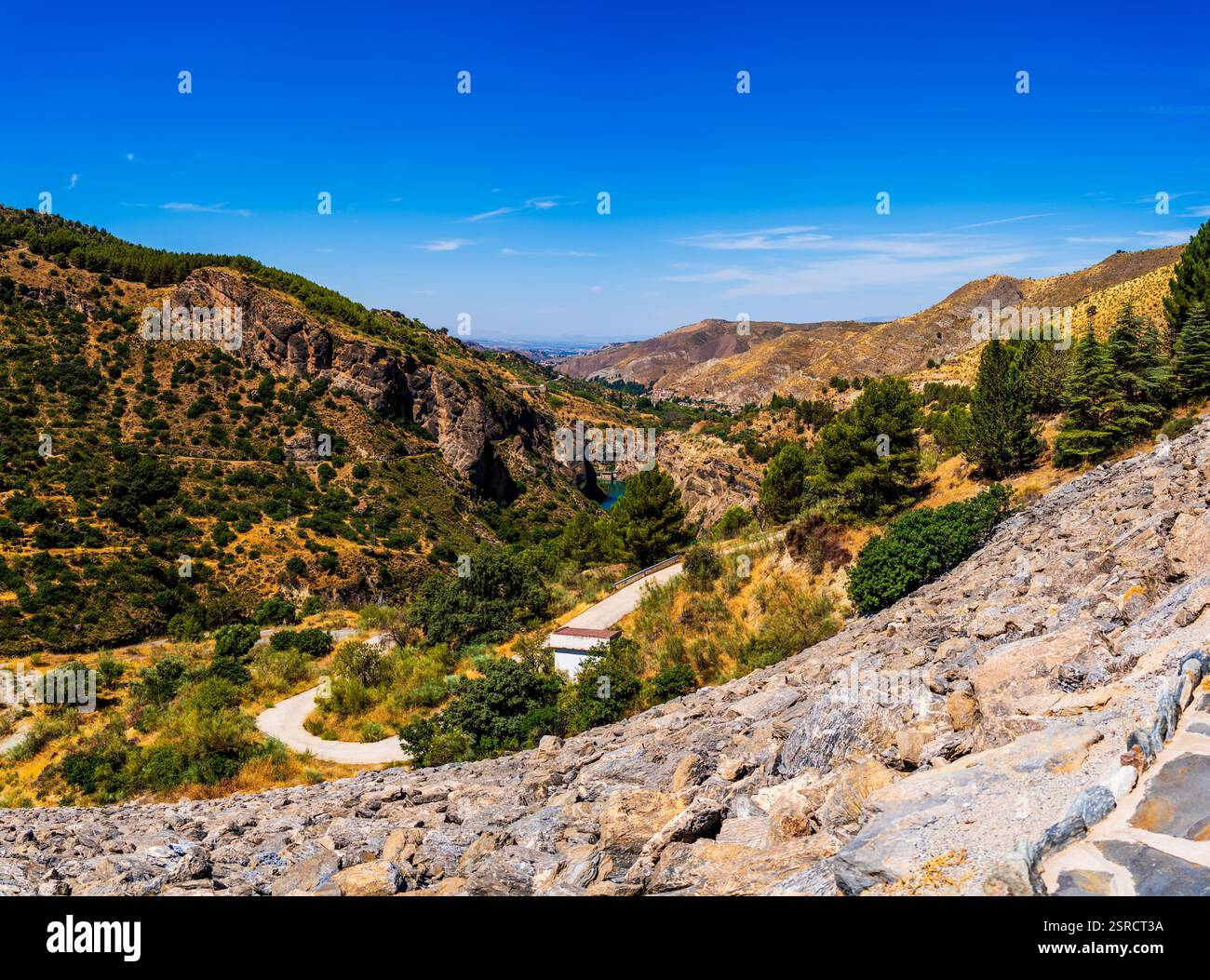 Blick von hinter dem Canales Damm auf raues Gelände und den Genil Fluss in Granada, Spanien Stockfoto