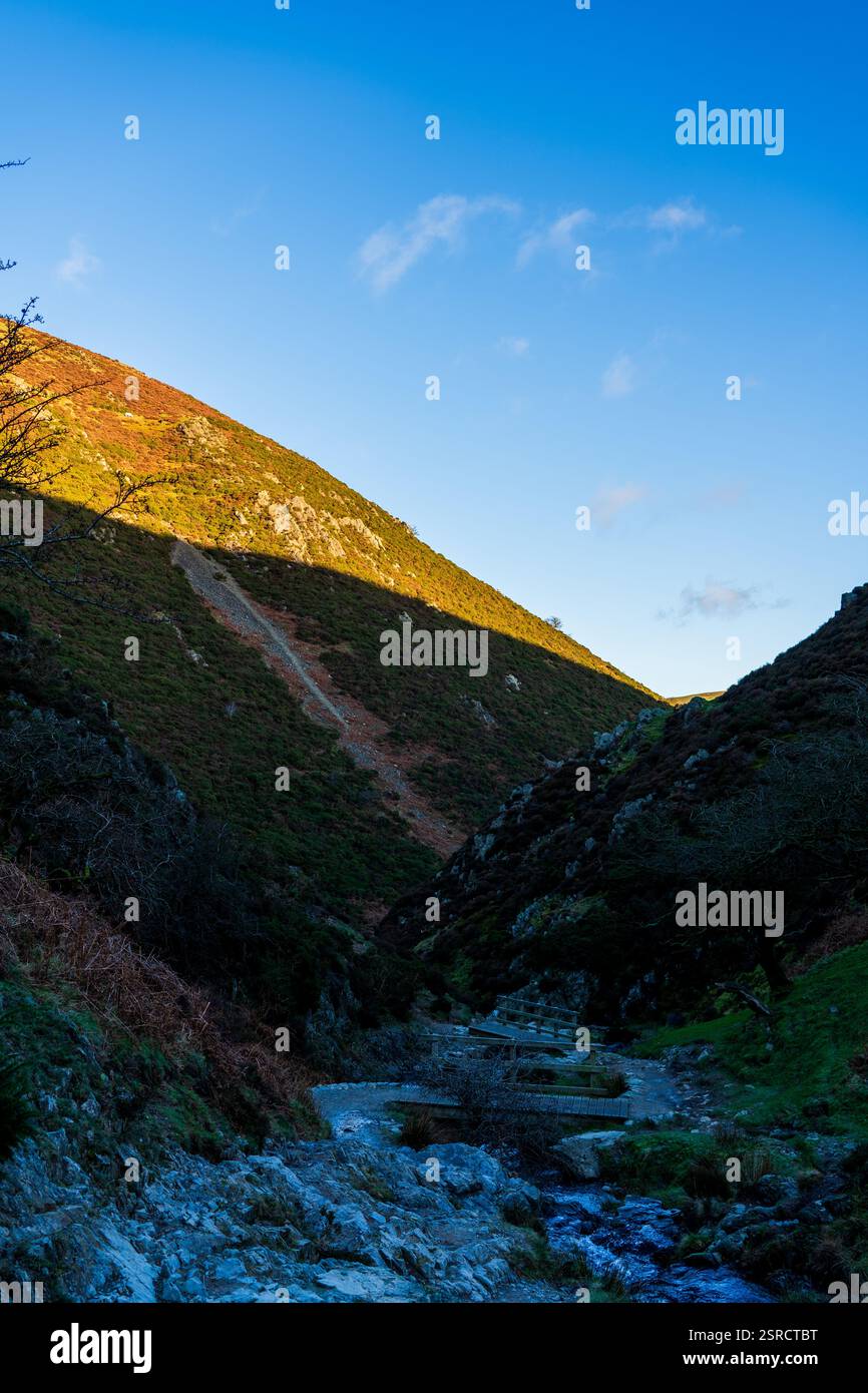 Carding Mill Valley: Golden Hour Hills, zwei rustikale Brücken und Serene Stream in Shropshires malerischer Landschaft Stockfoto