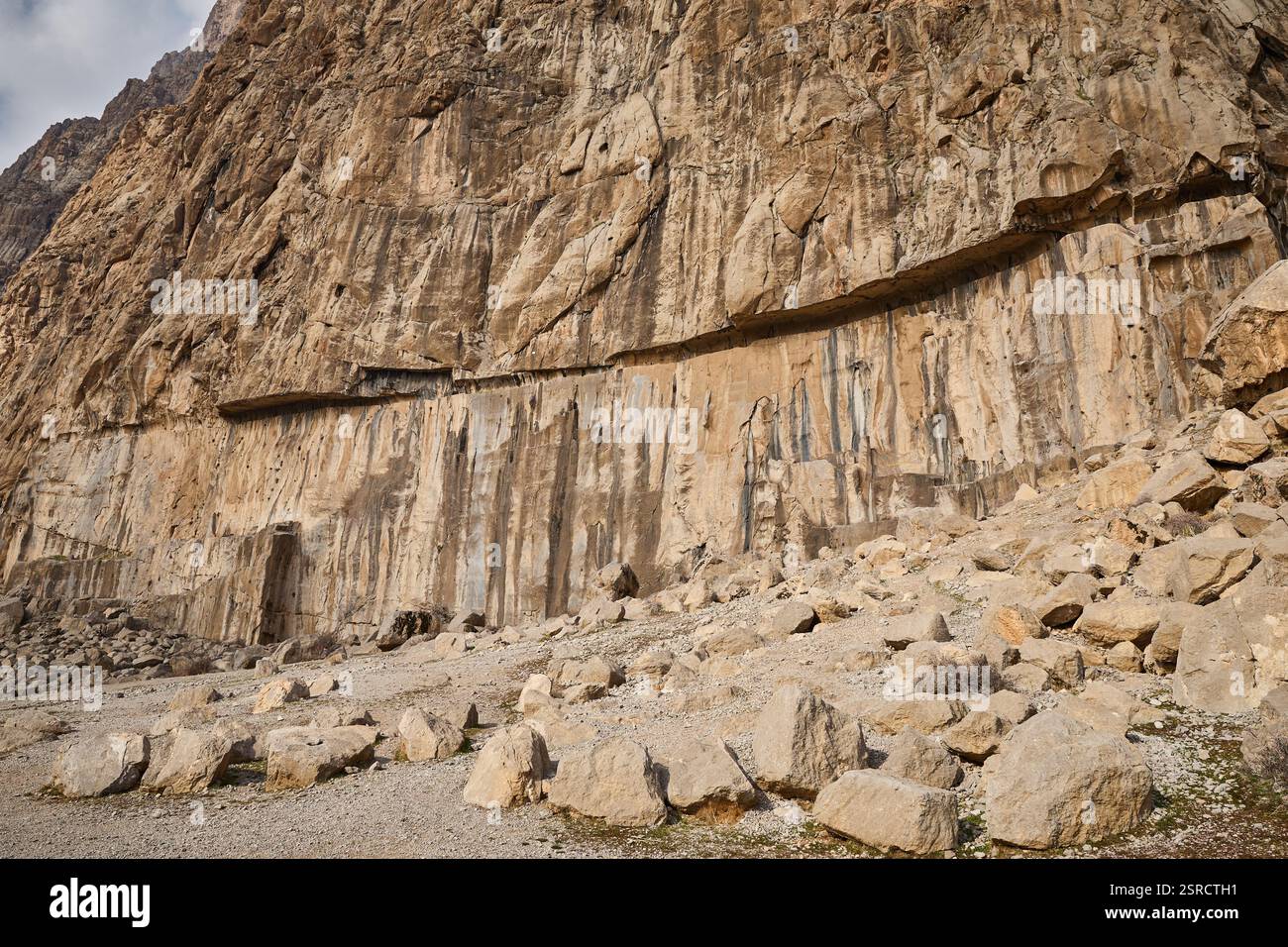 Farhad Tarash Schnitzereien in Behistun, Iran Stockfoto