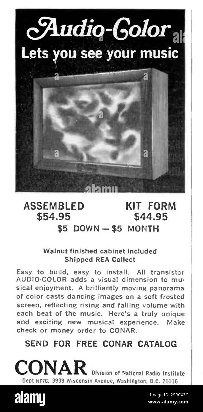 1967 US Conar Audio-Color ein vorgefertigter Schrank aus Walnussholz mit Audio-Farbwerbung Stockfoto