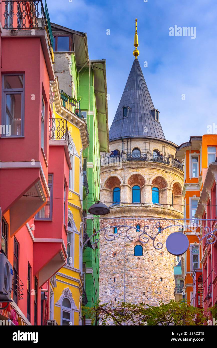 Blick auf den Galata-Turm und das Karaköy-Viertel, Istanbul, Türkei Stockfoto