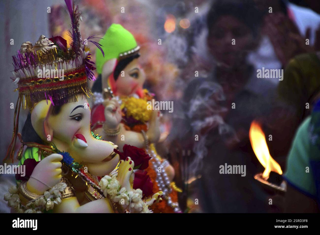 Anhänger durchführen Pooja, bevor mit einem Idol der Elefant Hindu-Gott Ganesh Immersion im arabischen Meer Mumbai geleitet Stockfoto