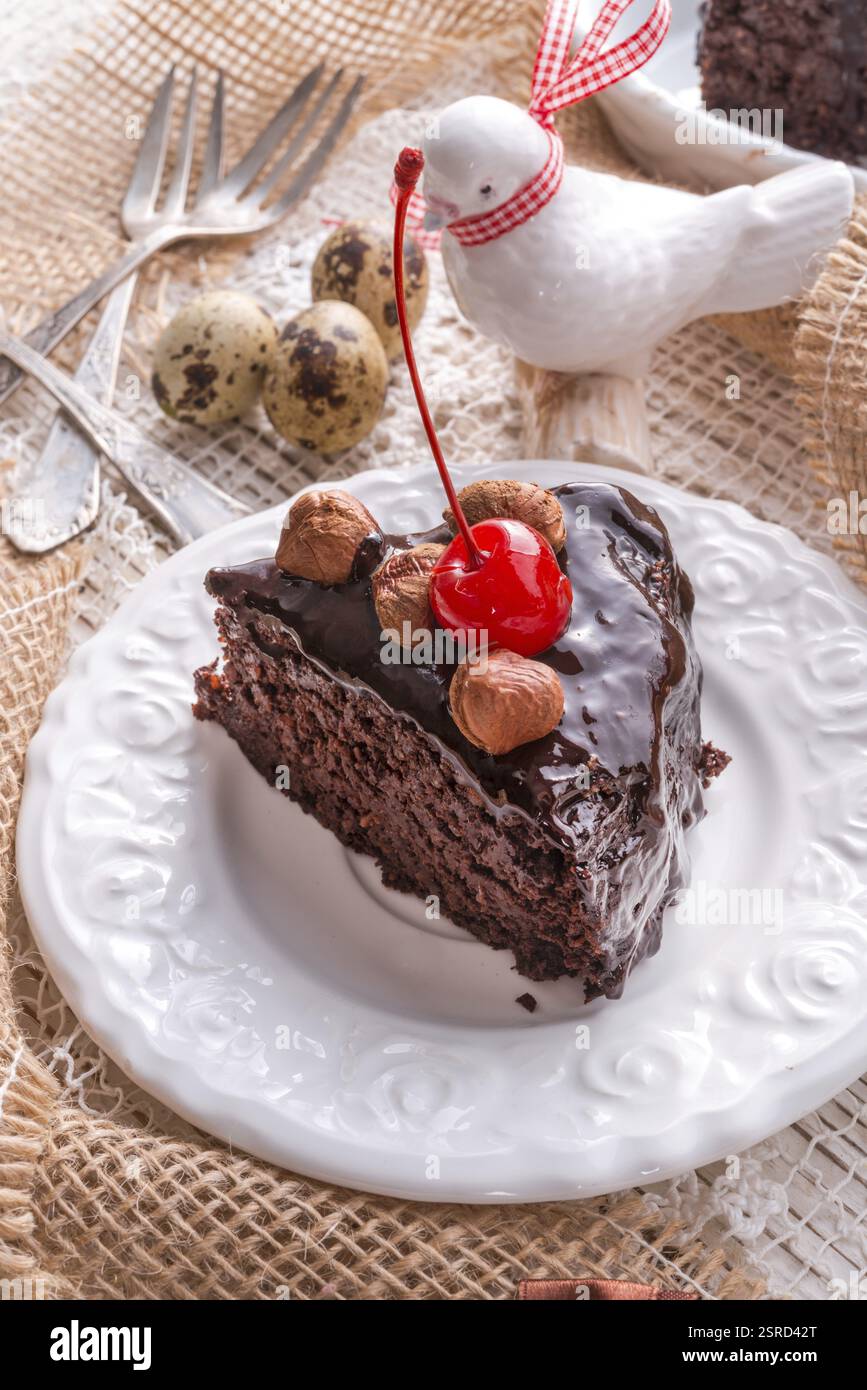 Schokoladen-Walnusskuchen mit Kirschen Stockfoto