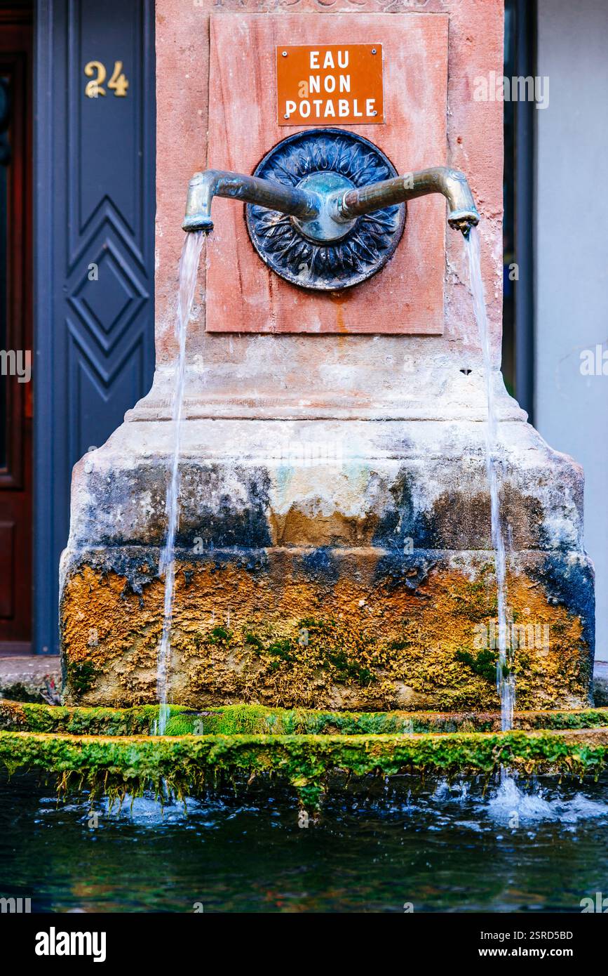 Öffentlicher Brunnen mit nicht trinkbarem Wasser. Riquewihr, Sainte-Marie-aux-Mines, Colmar-Ribeauvillé, Haut-Rhin, Grand Est, Frankreich, Europa Stockfoto