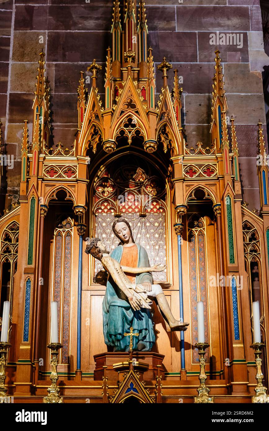 Chapelle de sainte Catherine – Neogotischer Altar des Pietà. Straßburger Kathedrale oder die Kathedrale unserer Lieben Frau von Straßburg, auch bekannt als Stras Stockfoto