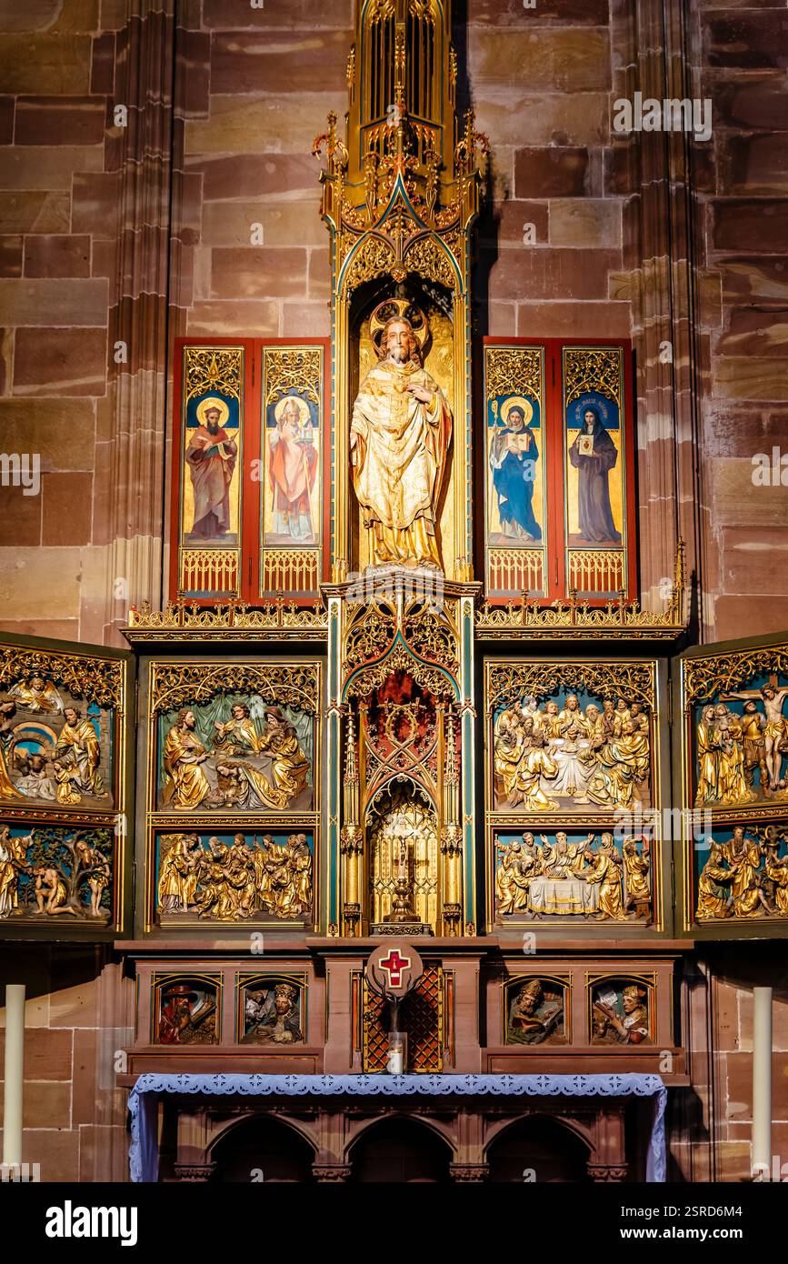 Altar aus dem 19. Jahrhundert, der dem Heiligen Herzen Jesu gewidmet ist. Chapelle de sainte Catherine. Straßburger Kathedrale oder die Kathedrale unserer Lieben Frau von Strasbou Stockfoto