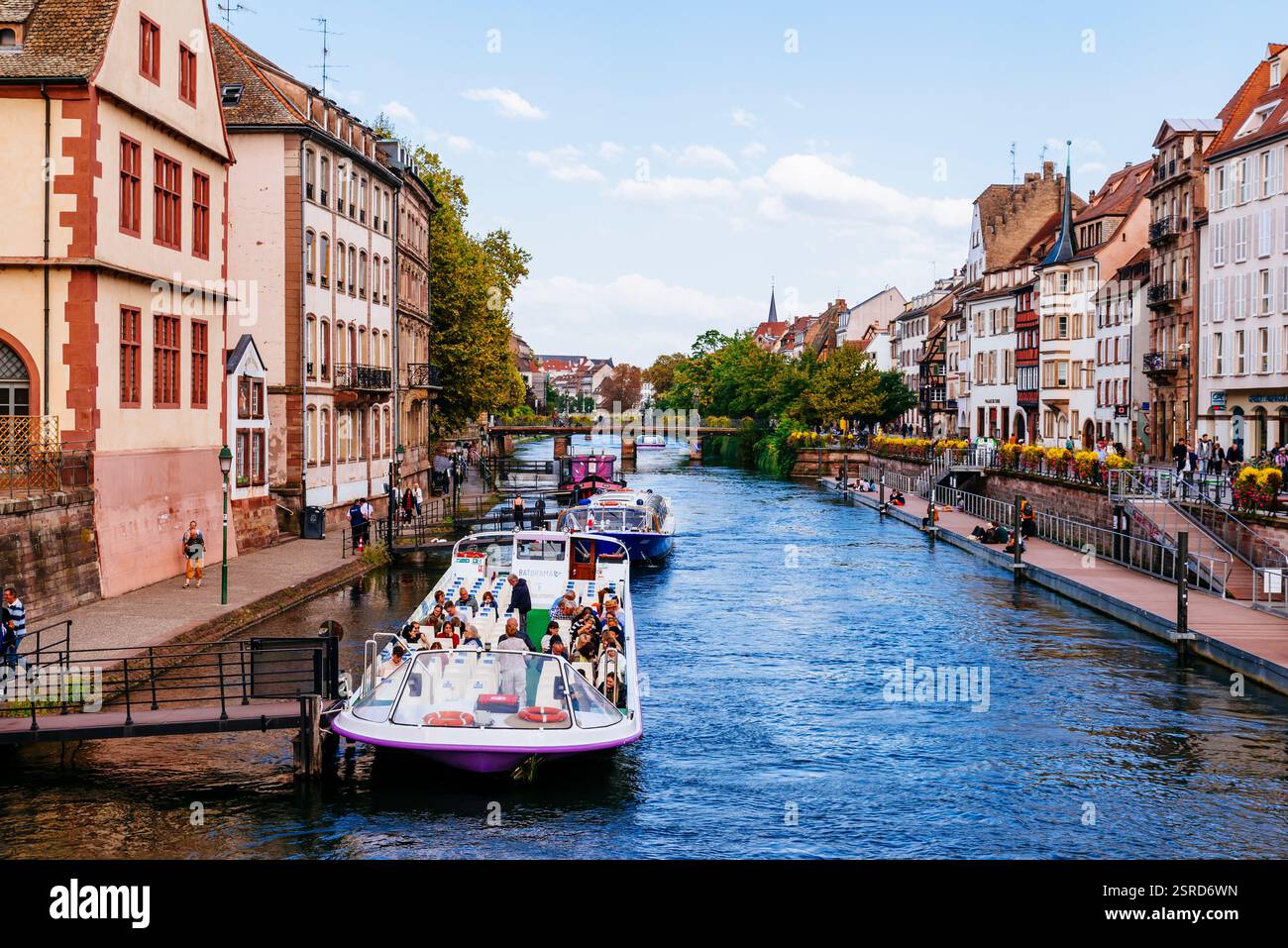 Bootsanlegestelle für Touristen neben der Corbeau-Brücke. Straßburg, Unterrhein, Grand Est, Frankreich, Europa Stockfoto