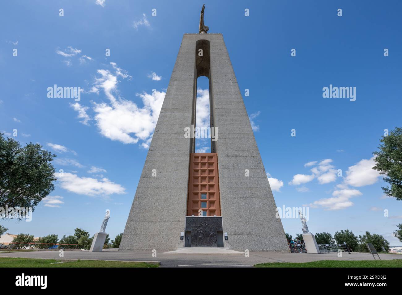 Heiligtum Christi des Königs oder Santuario de Cristo Rei an sonnigen Sommertagen. Christusstatue in Lissabon, Portugal. Stockfoto