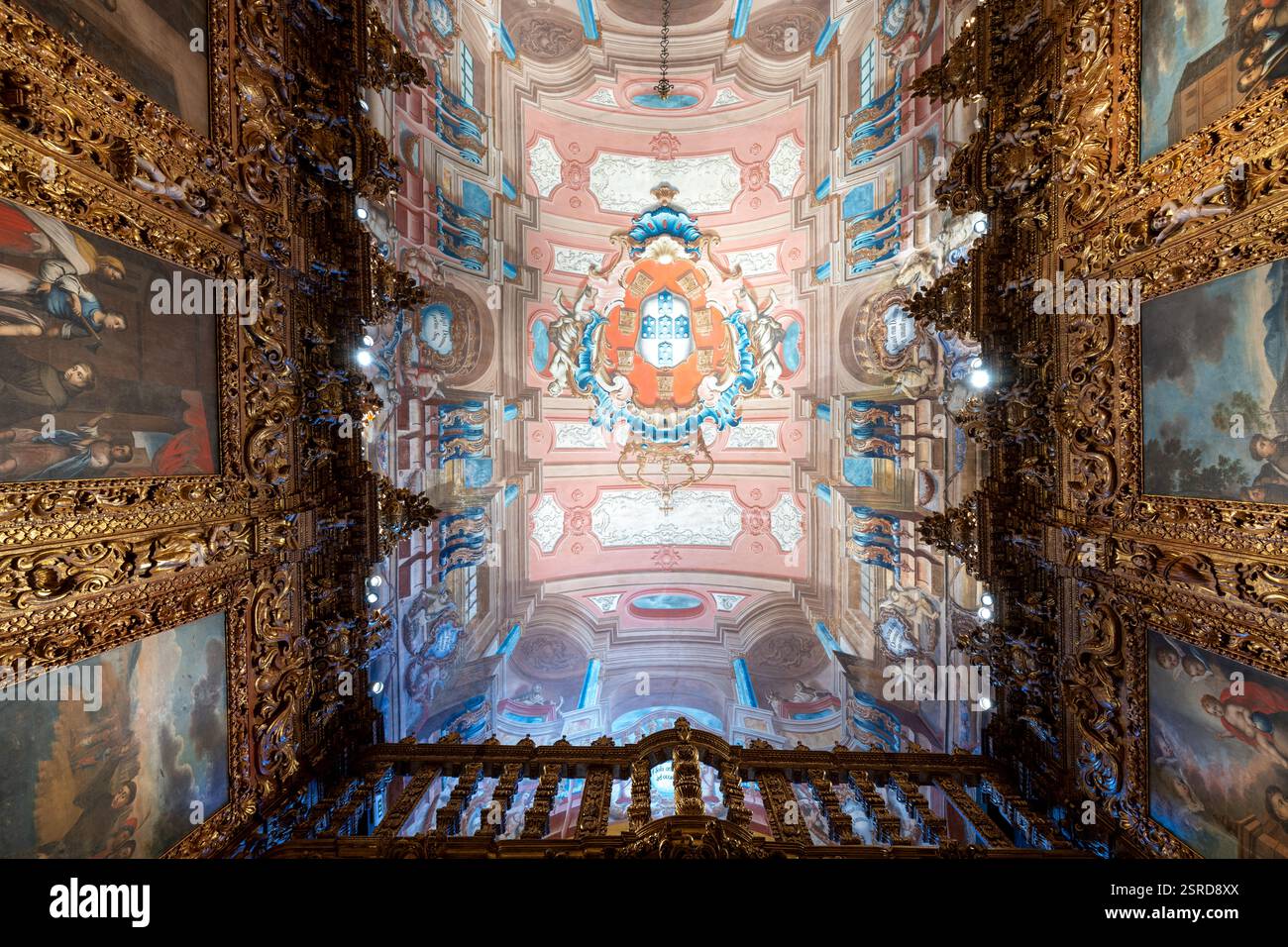 Lagos, Portugal - 25. August 2024: Wunderschönes Inneres der Kirche St. Antonius, Igreja de Santo Antonio in Lagos, Algarve in Portugal Stockfoto