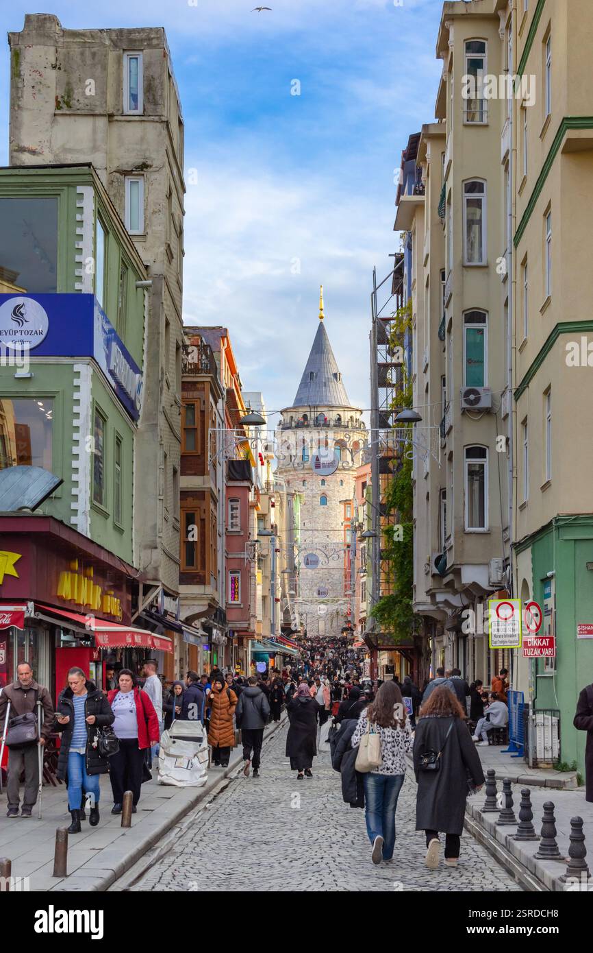 Blick auf den Galata-Turm und das Karaköy-Viertel, Istanbul, Türkei Stockfoto
