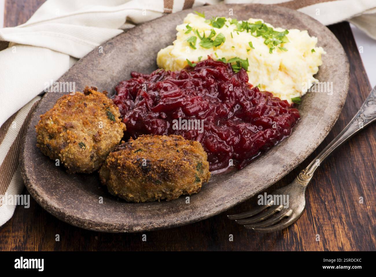 Zubereitetes Abendessen auf dem Teller. Geschmolzenes Fleisch, Kartoffeln, Rote Bete Stockfoto
