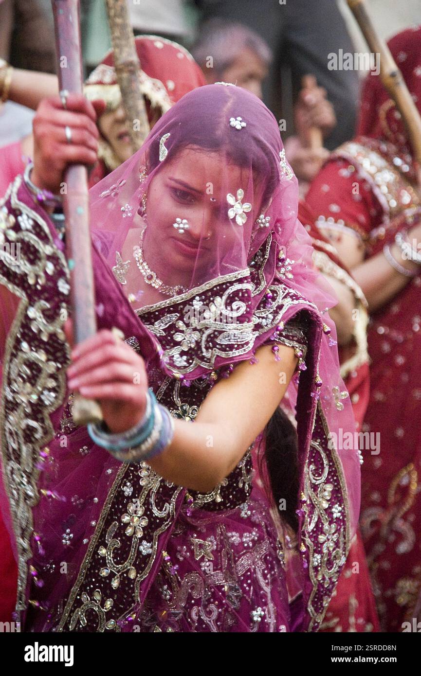 Frau mit Stock, Lathmar Holi Festival, Mathura, Uttar Pradesh, Indien, Asien Stockfoto