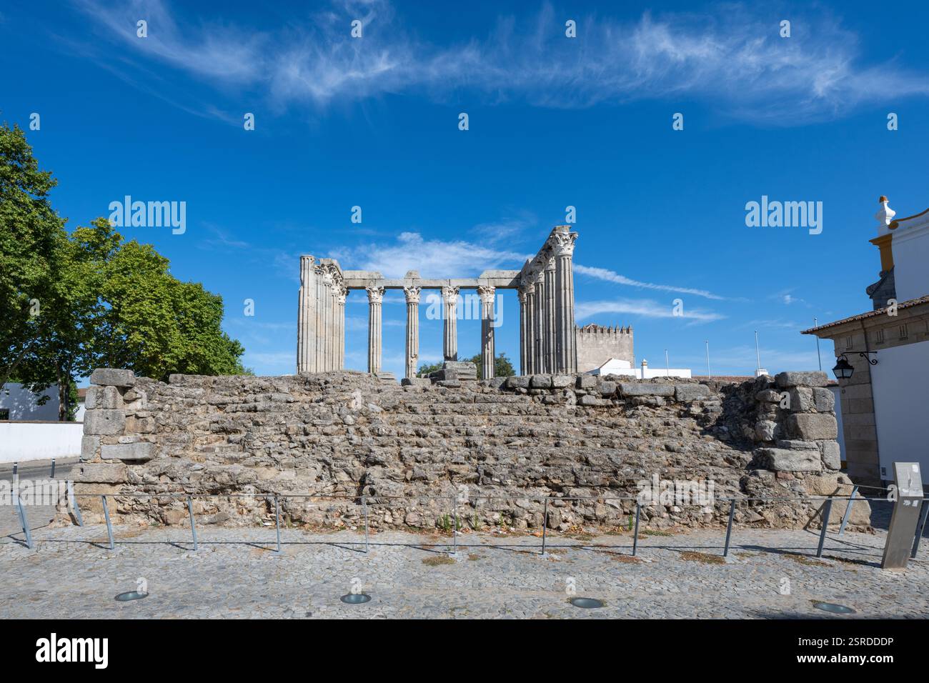 Der römische Tempel von Evora (Templo Romano de Evora), auch bezeichnet als Der Templo de Diana ist ein antiker Tempel in der portugiesischen Stadt Evora. Stockfoto