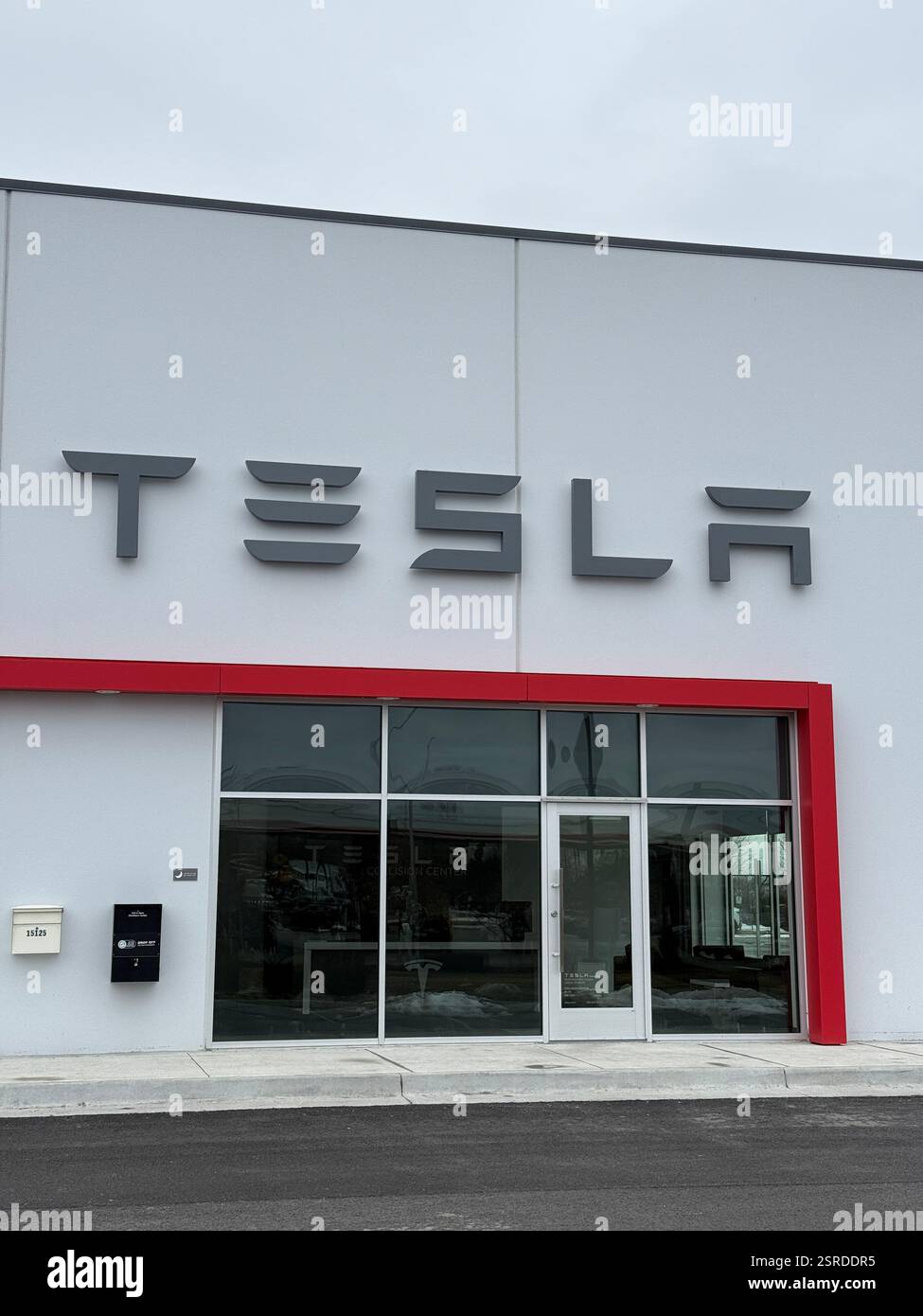 Lenexa, Kansas – 15. Februar 2025: Midwestern Tesla Collision Center Storefront – Reparatur Von Elektrofahrzeugen Stockfoto