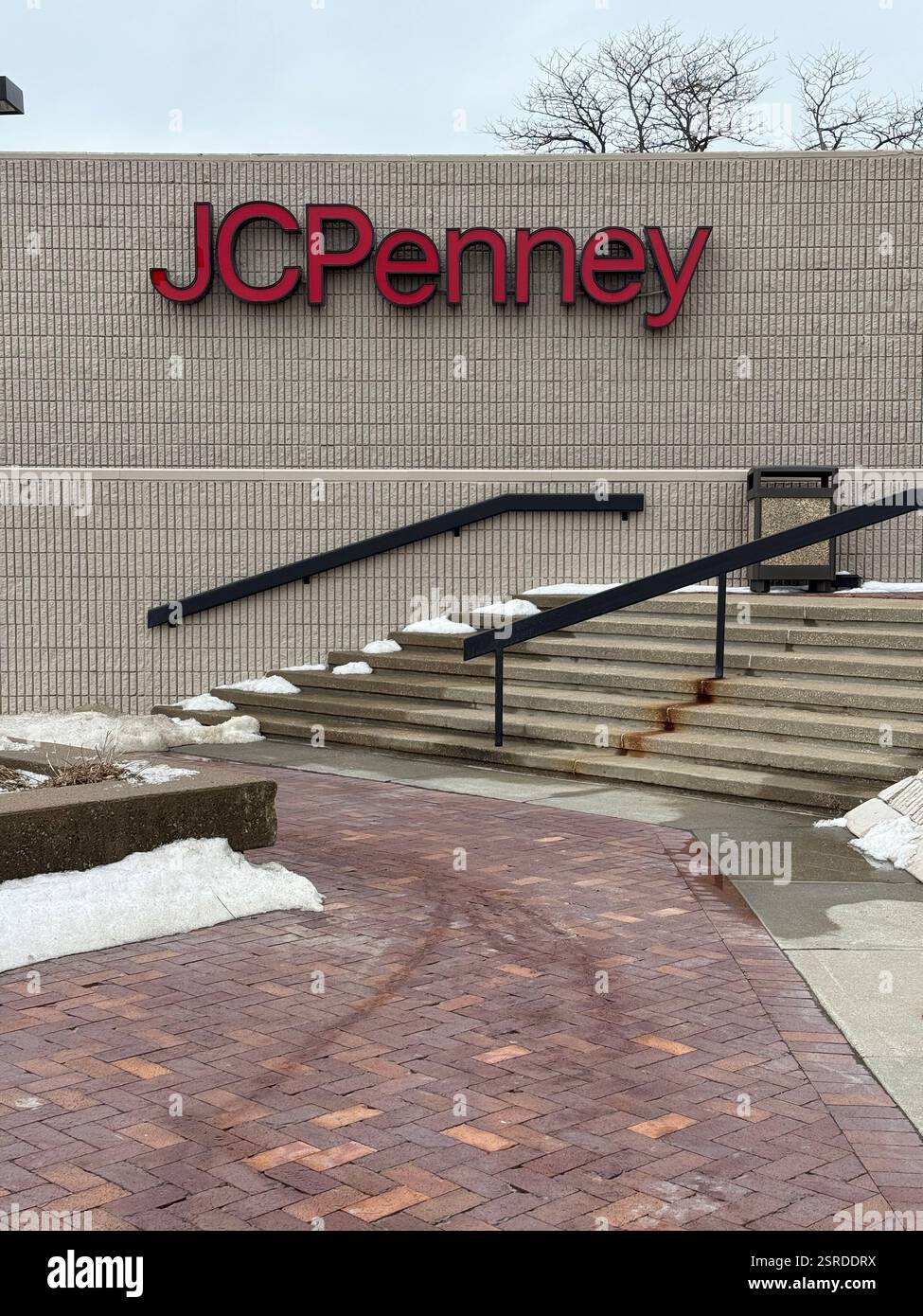 Lenexa, Kansas – 15. Februar 2025: JC Penny gab kürzlich zahlreiche Filialschließungen bekannt Stockfoto