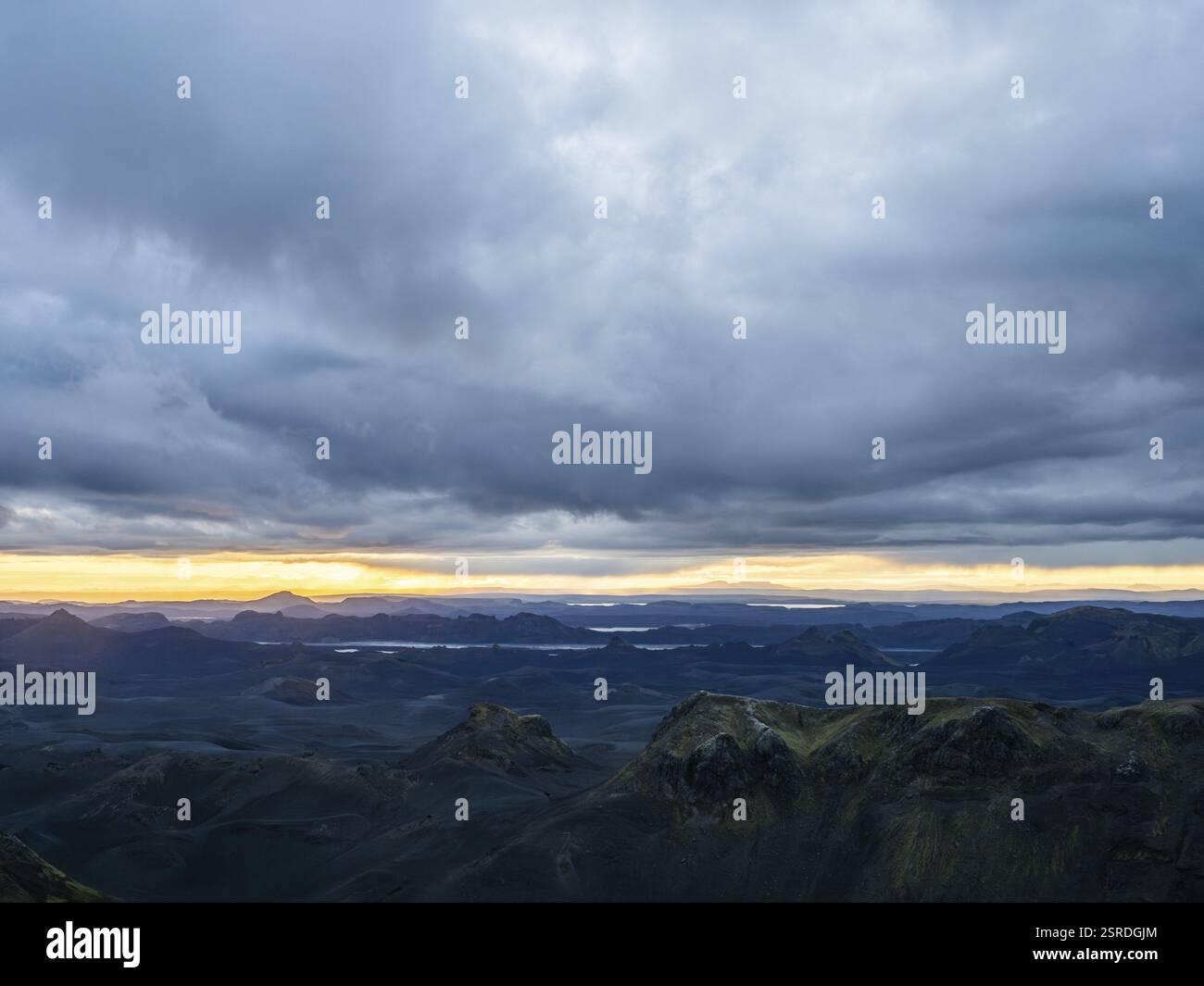 Bewölkte Stimmung und Abendlicht bei Sonnenuntergang, Blick vom Mount Sveinstindur, Vulkanlandschaft, Seen, Berge, isländisches Hochland, Island, Europa Stockfoto