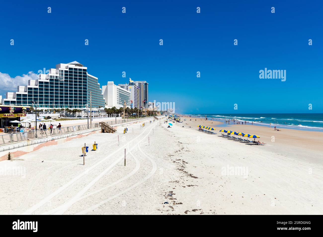 Blick auf Hotels am Meer und am Strand, Daytona Beach, Florida, USA Stockfoto
