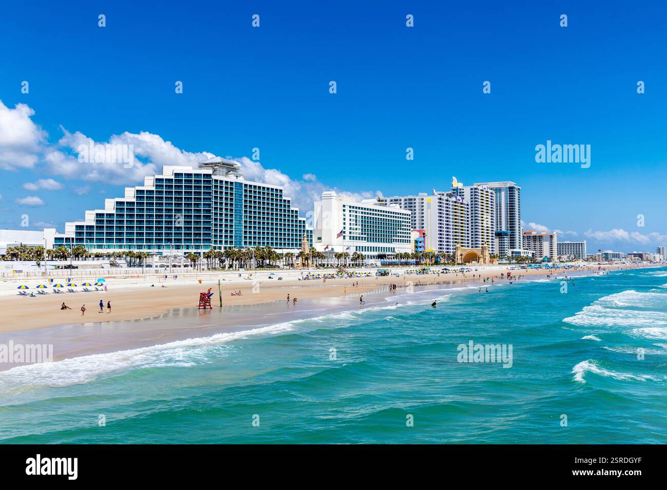 Blick auf Hotels am Meer und am Strand, Daytona Beach, Florida, USA Stockfoto