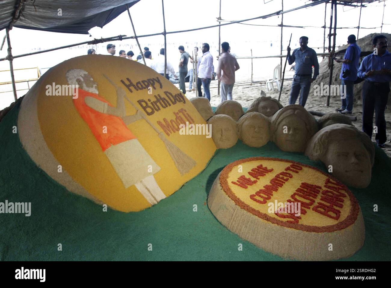 Ein Sandskulptur gemacht Künstler Sudarsan Pattnaik wünscht der indische Premierminister Narendra Modi Vorabend seines Geburtstages Mumbai Indien Stockfoto