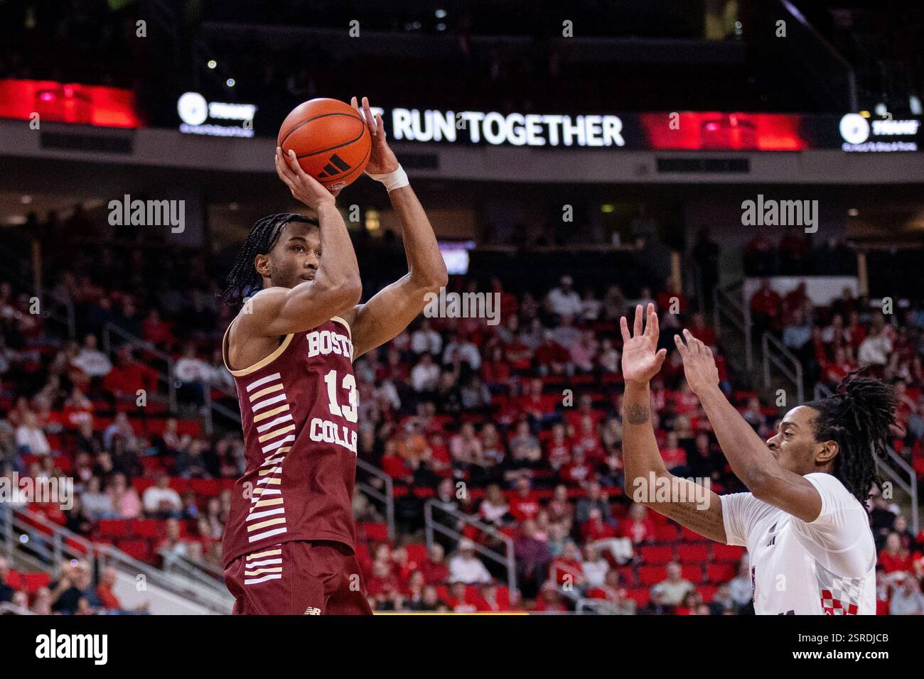 15. Februar 2025: Donald Hand Jr. (13) schießt gegen den North Carolina State während der zweiten Hälfte des NCAA College Basketball Matchups im Lenovo Center in Raleigh, NC. (Scott Kinser/CSM) Stockfoto