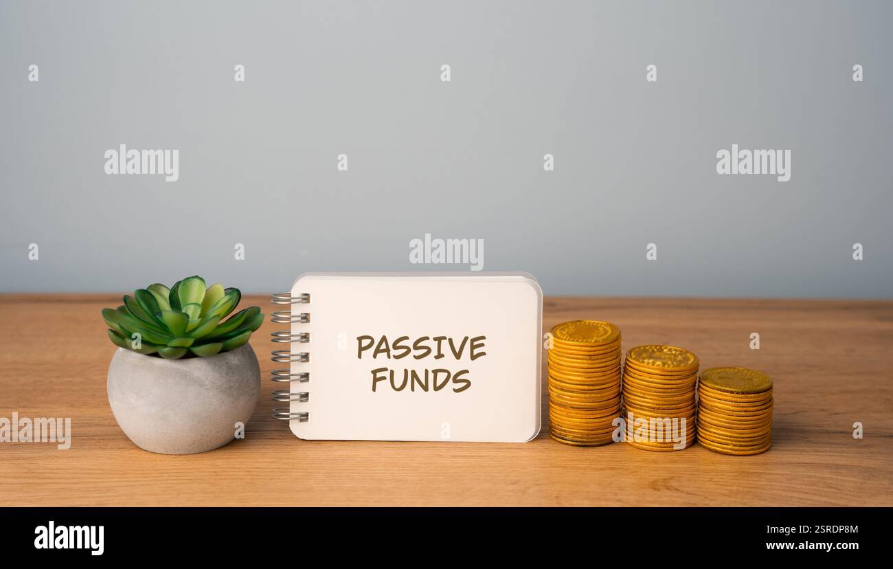 Passivfonds-Konzept. Investmentfonds, die darauf abzielen, die Performance eines bestimmten Marktindex zu replizieren, anstatt aktiv einzelne Wertpapiere auszuwählen Stockfoto