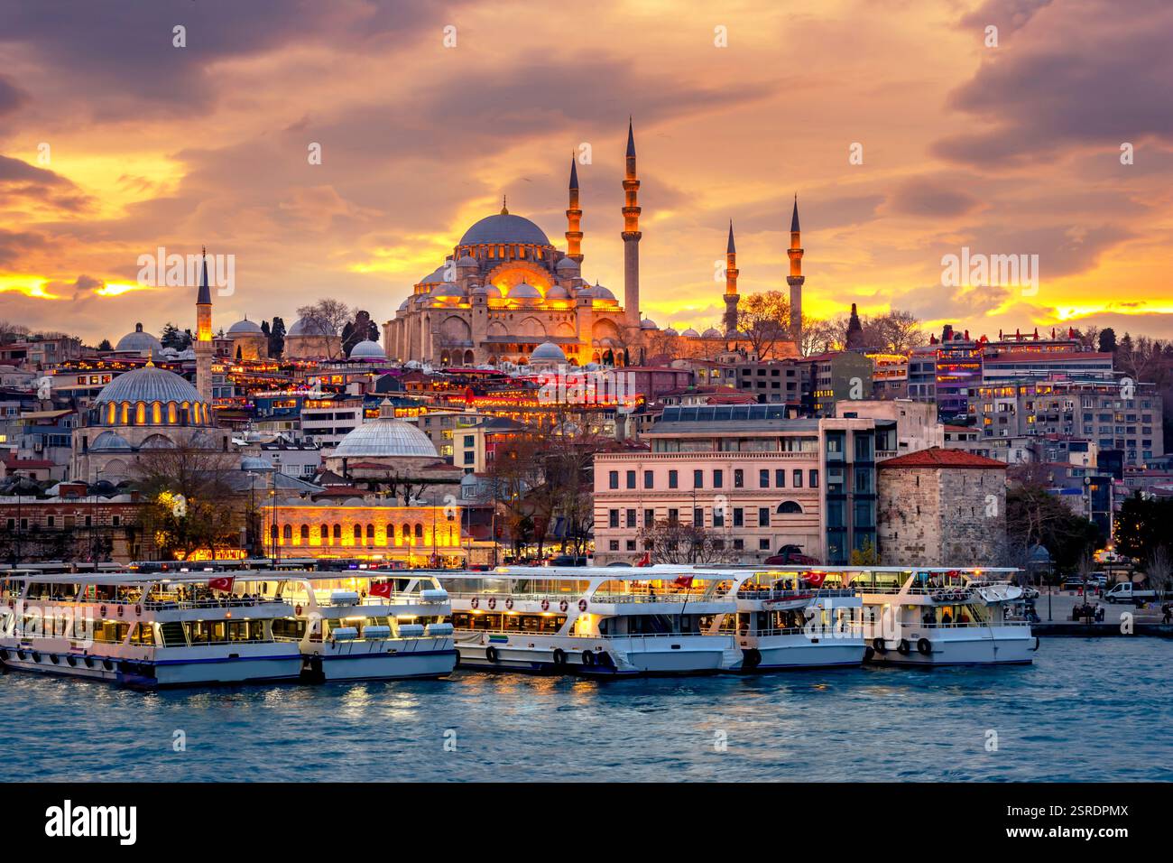Istanbul, Blick von der Galata-Brücke, mit Süleymaniye-Moschee und Booten bei Sonnenuntergang, Türkei. Stockfoto
