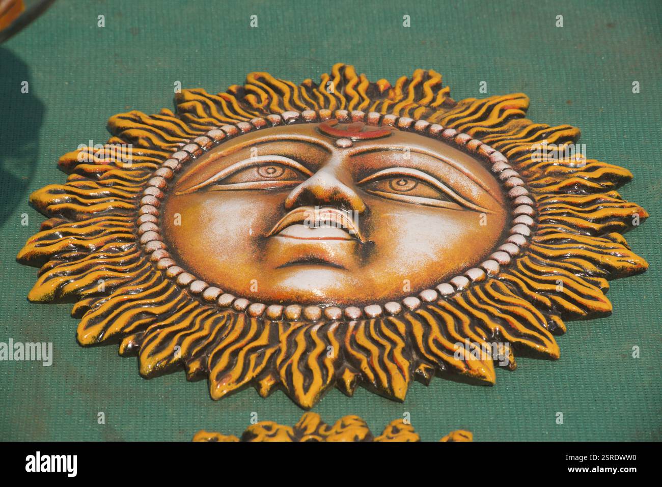 Sun Gott an der Wand hängende Dekorative los, gehalten für verkaufen, Maharashtra, Indien, Asien Stockfoto