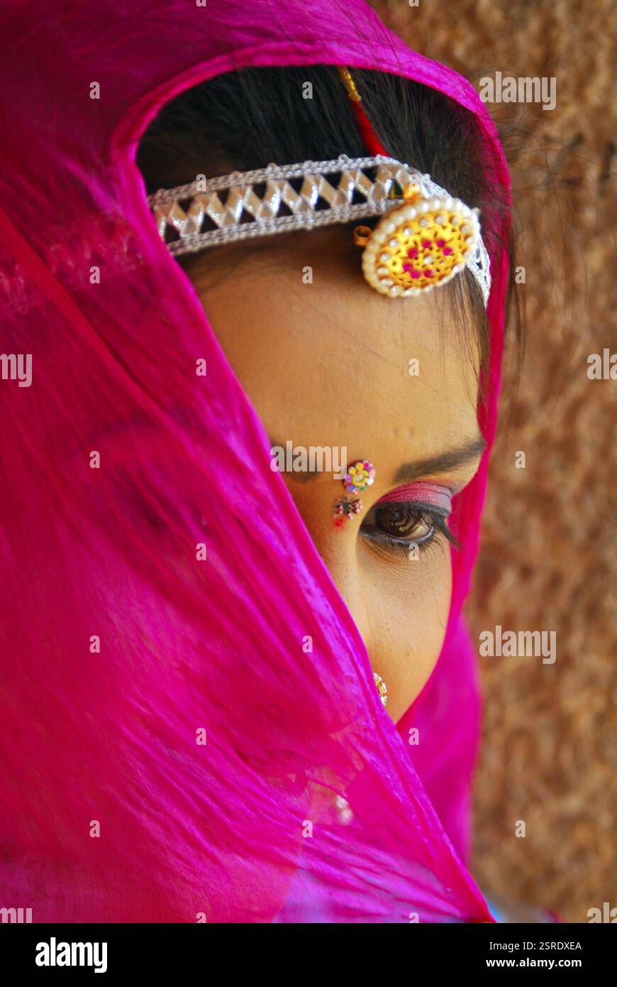 Porträt der Gujarati Folk Tänzerin, die Gesicht mit Dupatta versteckt, Jaisalmer, Rajasthan, Indien MR#704 Stockfoto