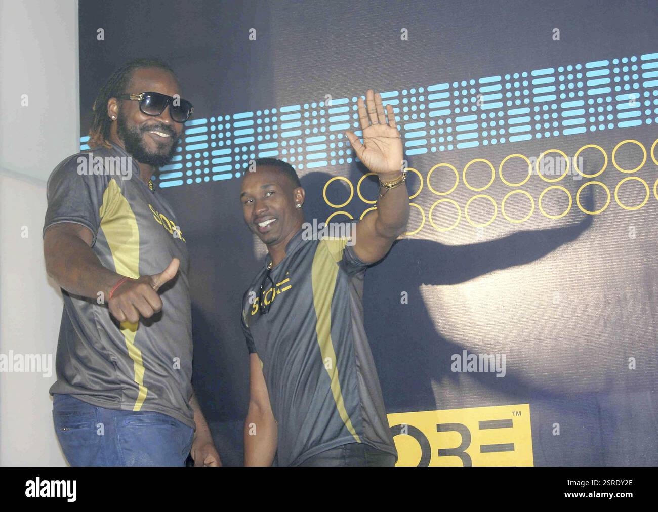 West Indies Cricket-Spieler Dwayne Bravo und Chris Gayle während der Einführung des Skore Champion Serie Kondome in Mumbai Stockfoto