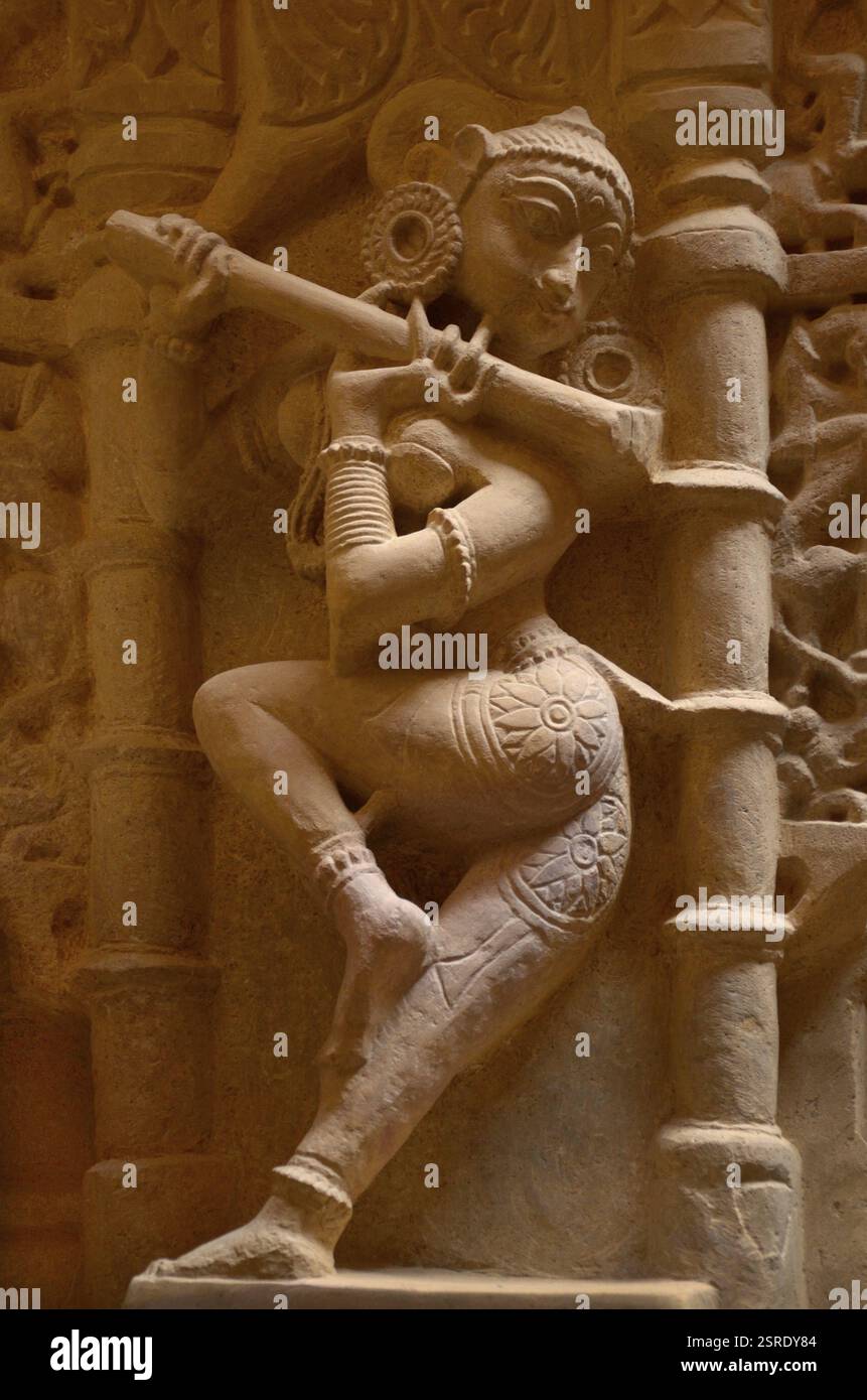 Frau, die Flötenskulptur auf dem Jain-Tempel spielt, jaisalmer, Rajasthan, Indien, Asien Stockfoto
