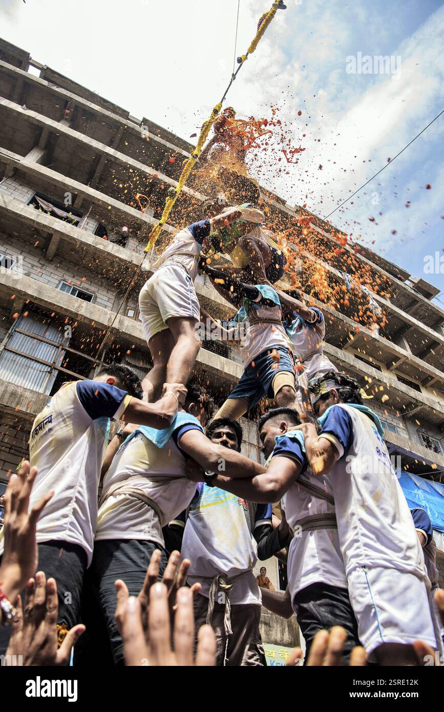 Männer menschliche Pyramide brechen Dahi Handi, Janmashtami Festival, Mumbai, Maharashtra, Indien, Asien Stockfoto
