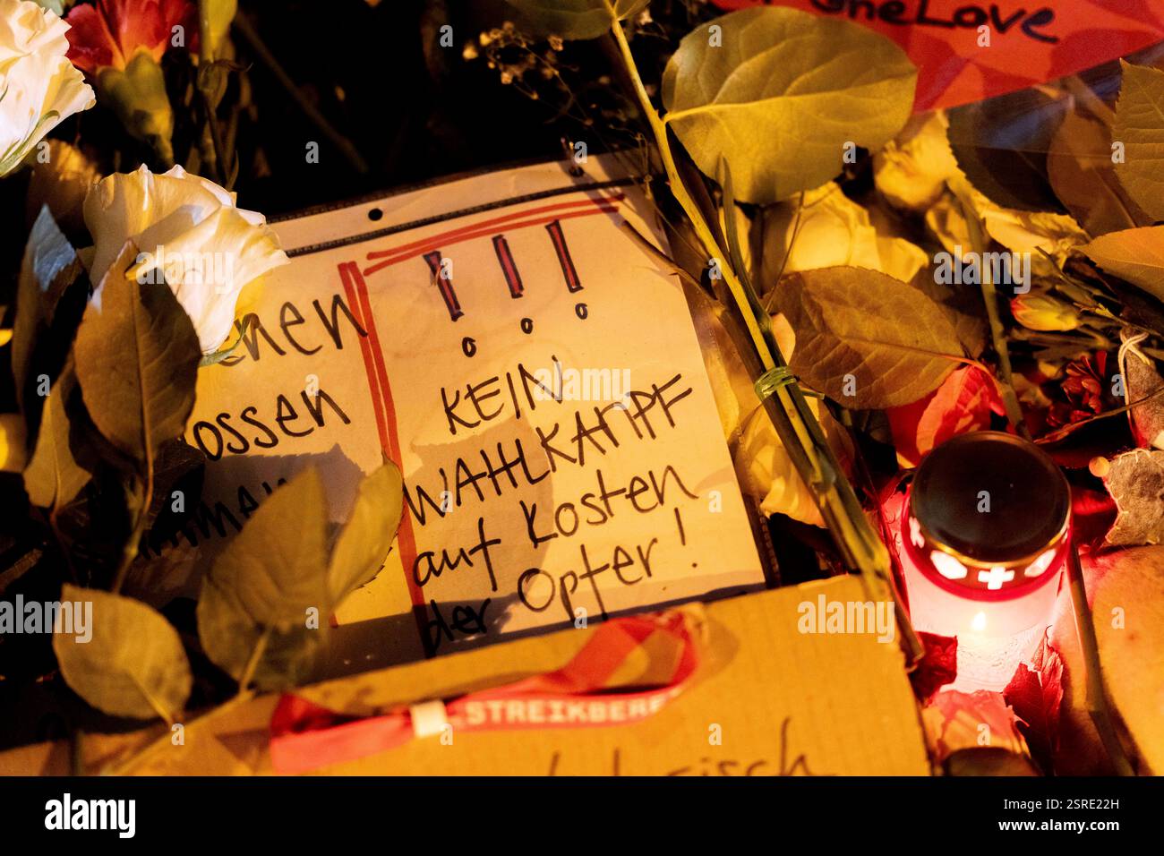 München, Deutschland. Februar 2025. Schild mit der Aufschrift kein Wahlkampf auf Kosten der Opfer. - Keine Wahlkampagne auf Kosten der Opfer. Anlässlich der Gedenkfeier mit Blumen und Kerzen am Ort eines mutmaßlichen Terroranschlags in der bayerischen Hauptstadt München am 13. Februar. Ein 24-jähriger Afghane hat mehrere Personen verletzt, die an einem VERDI-Protest mit einem Auto teilnahmen, eine 37-jährige Frau und ein 2-jähriges Kind sind zwei Tage später ihren Verletzungen erliegen. Quelle: Andreas Stroh/Alamy Live News Stockfoto