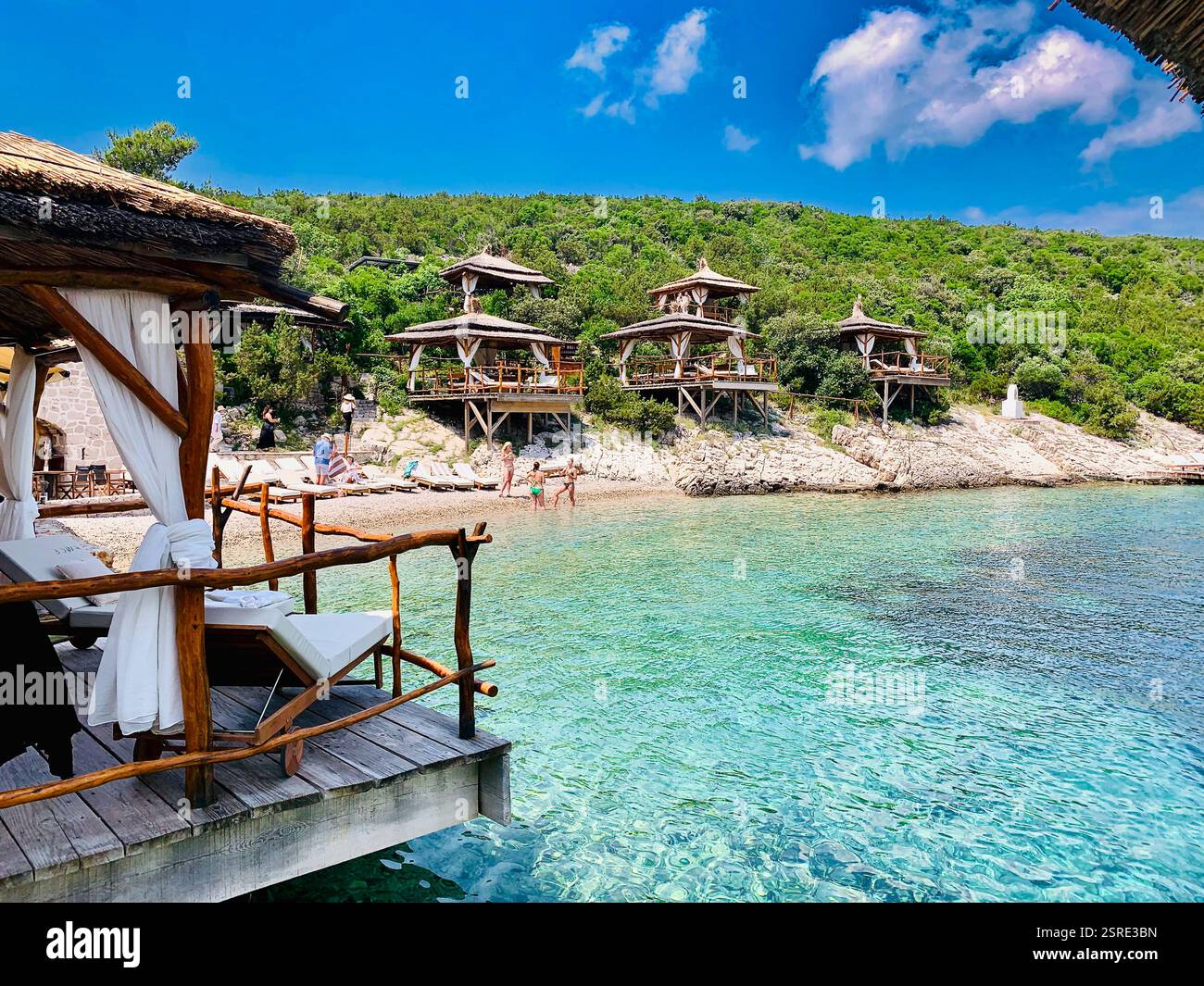 Panoramaaufnahme des privaten Cabanas-Strandes auf BOWA Island Stockfoto
