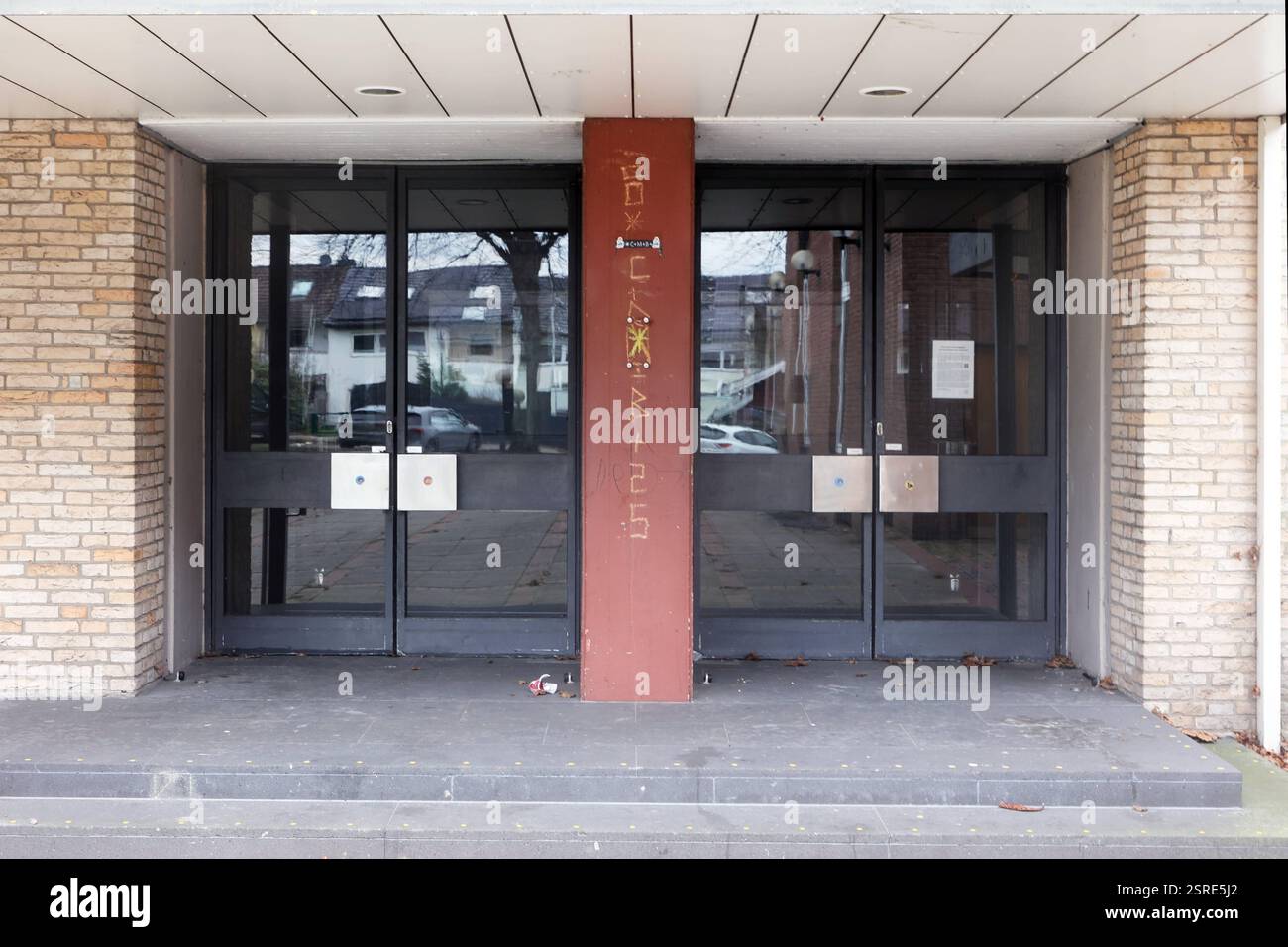 Ende eines Gotteshauses die ehemalige Kirche St. Mariä Heimsuchung in Essen nach einer Profanierung, die fälschlich auch als Entweihung bezeichnet wird und somit nicht mehr für christliche Gottesdienste und Veranstaltungen zur Verfügung stehen. Essen Nordrhein-Westfalen Deutschland Überruhr *** Ende eines Gotteshauses die ehemalige Kirche St. Marys in Essen nach einer Entweihung, die fälschlicherweise auch als Schändung bezeichnet wird und daher nicht mehr für christliche Gottesdienste und Veranstaltungen zur Verfügung steht Essen Nordrhein-Westfalen Deutschland Überruhr Stockfoto