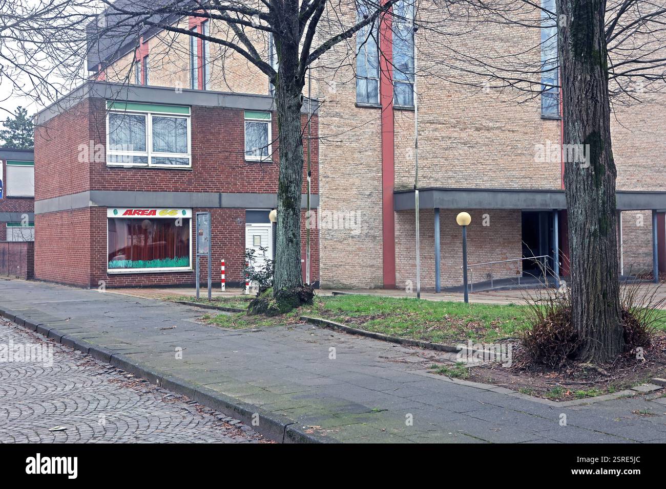 Ende eines Gotteshauses die ehemalige Kirche St. Mariä Heimsuchung in Essen nach einer Profanierung, die fälschlich auch als Entweihung bezeichnet wird und somit nicht mehr für christliche Gottesdienste und Veranstaltungen zur Verfügung stehen. Essen Nordrhein-Westfalen Deutschland Überruhr *** Ende eines Gotteshauses die ehemalige Kirche St. Marys in Essen nach einer Entweihung, die fälschlicherweise auch als Schändung bezeichnet wird und daher nicht mehr für christliche Gottesdienste und Veranstaltungen zur Verfügung steht Essen Nordrhein-Westfalen Deutschland Überruhr Stockfoto