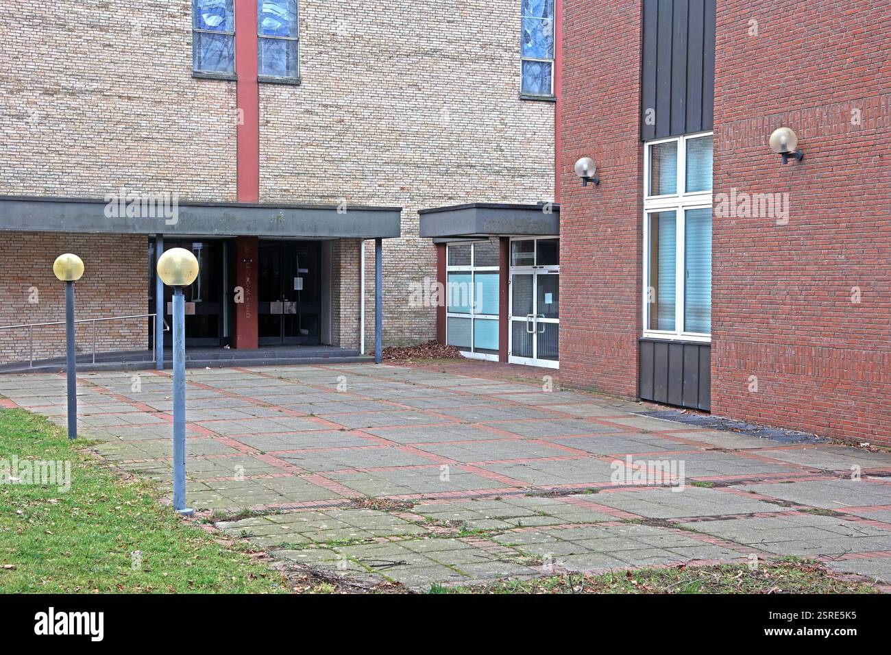 Ende eines Gotteshauses die ehemalige Kirche St. Mariä Heimsuchung in Essen nach einer Profanierung, die fälschlich auch als Entweihung bezeichnet wird und somit nicht mehr für christliche Gottesdienste und Veranstaltungen zur Verfügung stehen. Essen Nordrhein-Westfalen Deutschland Überruhr *** Ende eines Gotteshauses die ehemalige Kirche St. Marys in Essen nach einer Entweihung, die fälschlicherweise auch als Schändung bezeichnet wird und daher nicht mehr für christliche Gottesdienste und Veranstaltungen zur Verfügung steht Essen Nordrhein-Westfalen Deutschland Überruhr Stockfoto