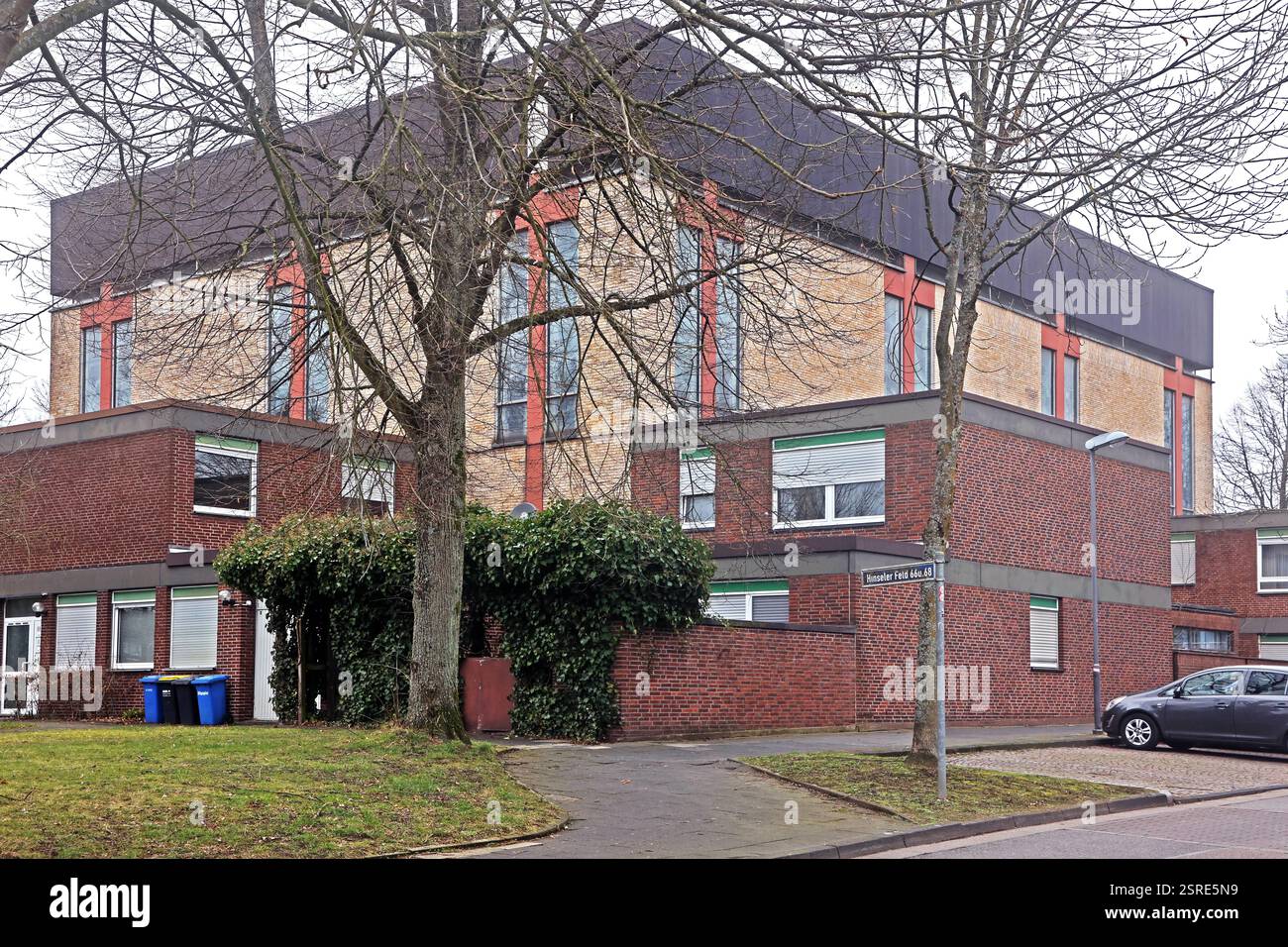 Ende eines Gotteshauses die ehemalige Kirche St. Mariä Heimsuchung in Essen nach einer Profanierung, die fälschlich auch als Entweihung bezeichnet wird und somit nicht mehr für christliche Gottesdienste und Veranstaltungen zur Verfügung stehen. Essen Nordrhein-Westfalen Deutschland Überruhr *** Ende eines Gotteshauses die ehemalige Kirche St. Marys in Essen nach einer Entweihung, die fälschlicherweise auch als Schändung bezeichnet wird und daher nicht mehr für christliche Gottesdienste und Veranstaltungen zur Verfügung steht Essen Nordrhein-Westfalen Deutschland Überruhr Stockfoto