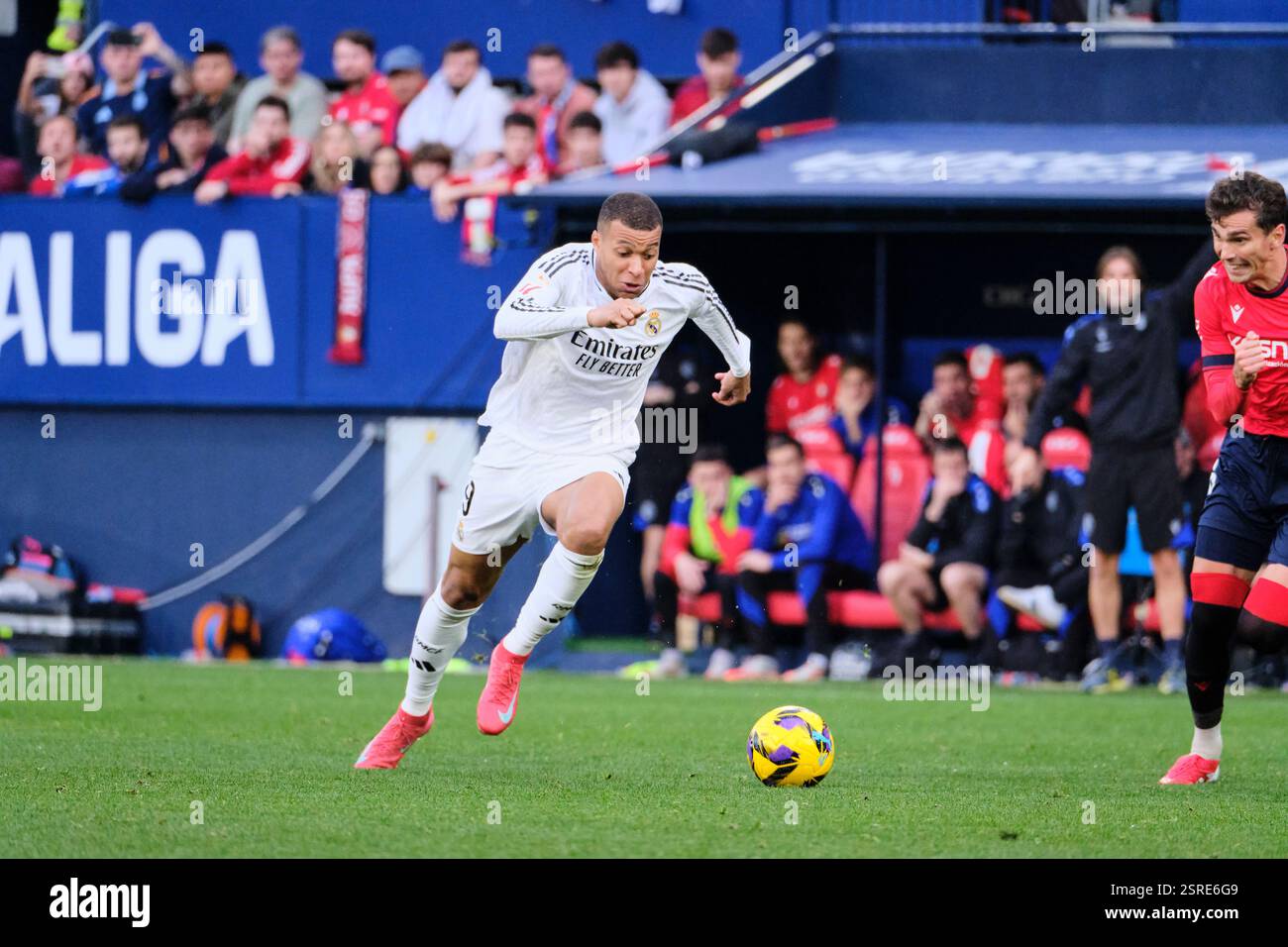Pamplona, Navarra, Spanien - 15. Februar 2025: Kylian Mbappé trägt den Ball beim Spiel Osasuna gegen Real Madrid, das Teil der spanischen LaLiga EA SPORTS ist und im El Sadar Stadium ausgetragen wird. Quelle: Rubén Gil/Alamy Live News. Stockfoto