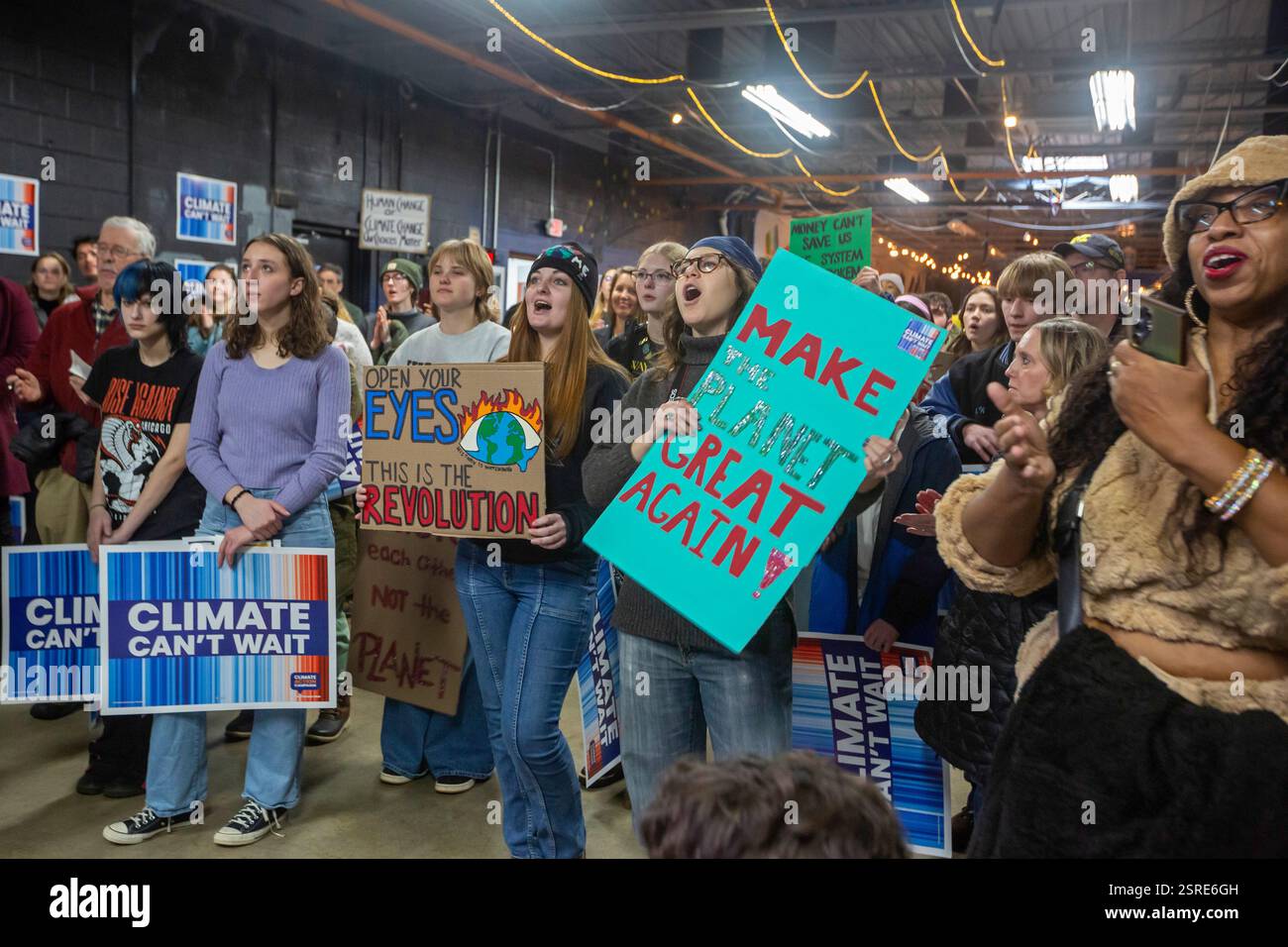 Detroit, Usa. Februar 2025. Detroit, Michigan – die Einwohner von Michigan haben sich gegen die Politik der Trump-Regierung ausgesprochen, die saubere Luft und Wasser gefährdet. Die Veranstaltung wurde von der Michigan League of Conservation Voters und anderen Umweltorganisationen organisiert und war Teil der landesweiten Klimaschutzkampagne. Quelle: Jim West/Alamy Live News Stockfoto