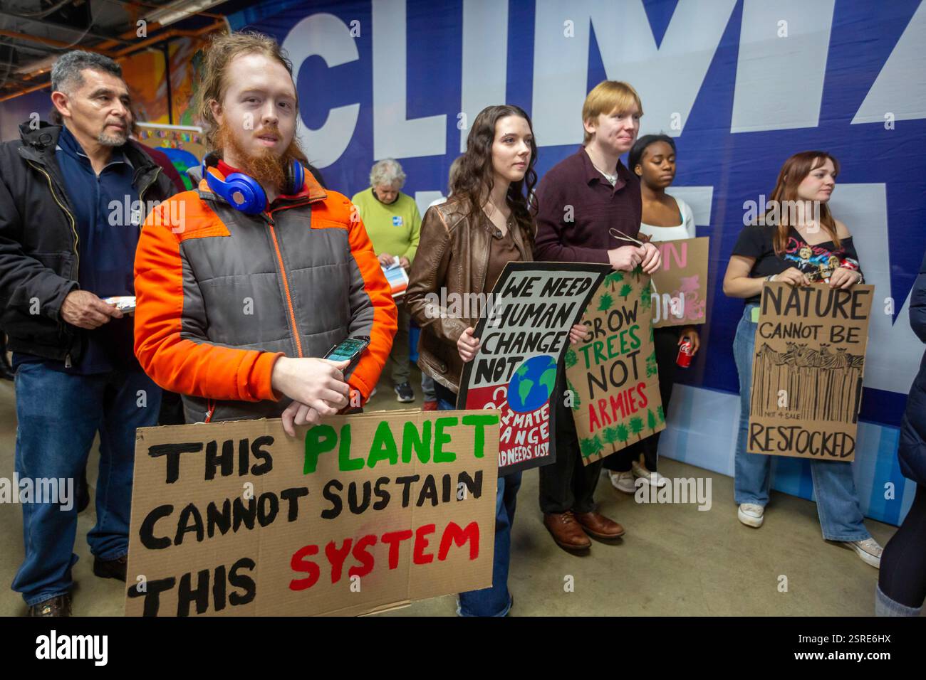 Detroit, Usa. Februar 2025. Detroit, Michigan – die Einwohner von Michigan haben sich gegen die Politik der Trump-Regierung ausgesprochen, die saubere Luft und Wasser gefährdet. Die Veranstaltung wurde von der Michigan League of Conservation Voters und anderen Umweltorganisationen organisiert und war Teil der landesweiten Klimaschutzkampagne. Quelle: Jim West/Alamy Live News Stockfoto
