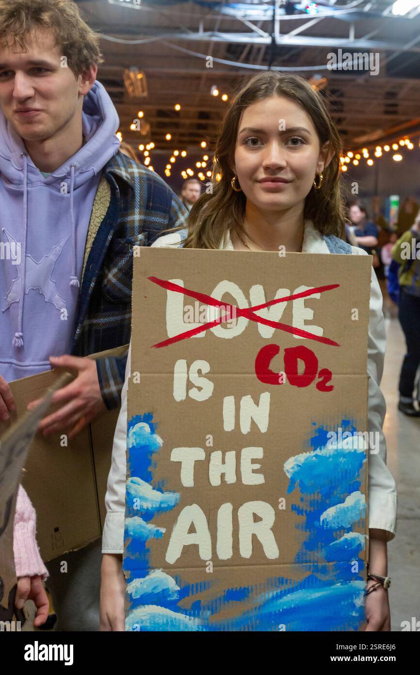 Detroit, Usa. Februar 2025. Detroit, Michigan – die Einwohner von Michigan haben sich gegen die Politik der Trump-Regierung ausgesprochen, die saubere Luft und Wasser gefährdet. Die Veranstaltung wurde von der Michigan League of Conservation Voters und anderen Umweltorganisationen organisiert und war Teil der landesweiten Klimaschutzkampagne. Quelle: Jim West/Alamy Live News Stockfoto