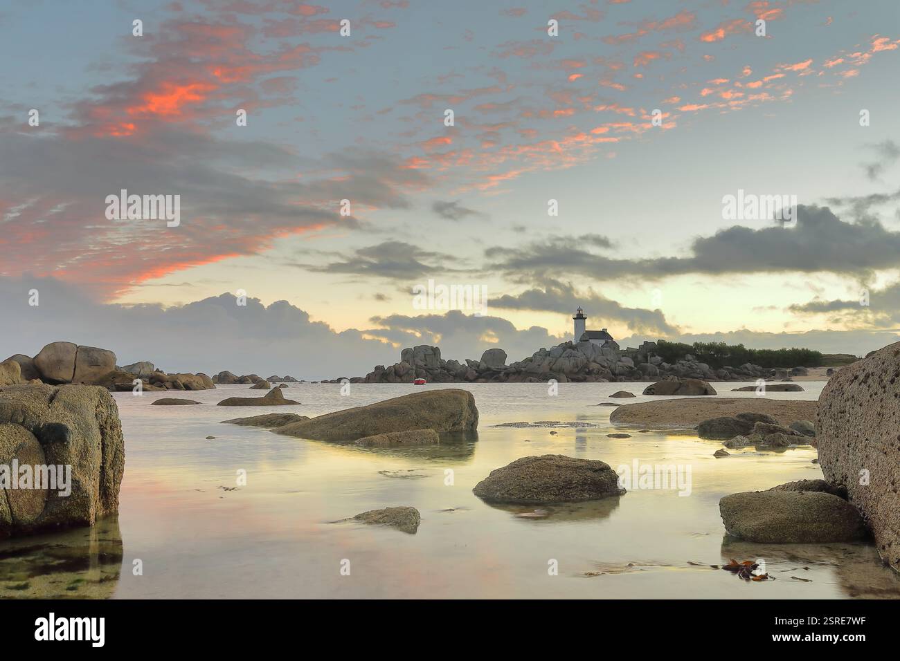 281 Leuchtturm Phare de Pontusval, erbaut 1868 am BEG-Pol Point, Plounéour-Brignogan-Plages, an einer felsigen Küste mit häufigen Schiffswracks. Bretagne-Frankreich Stockfoto