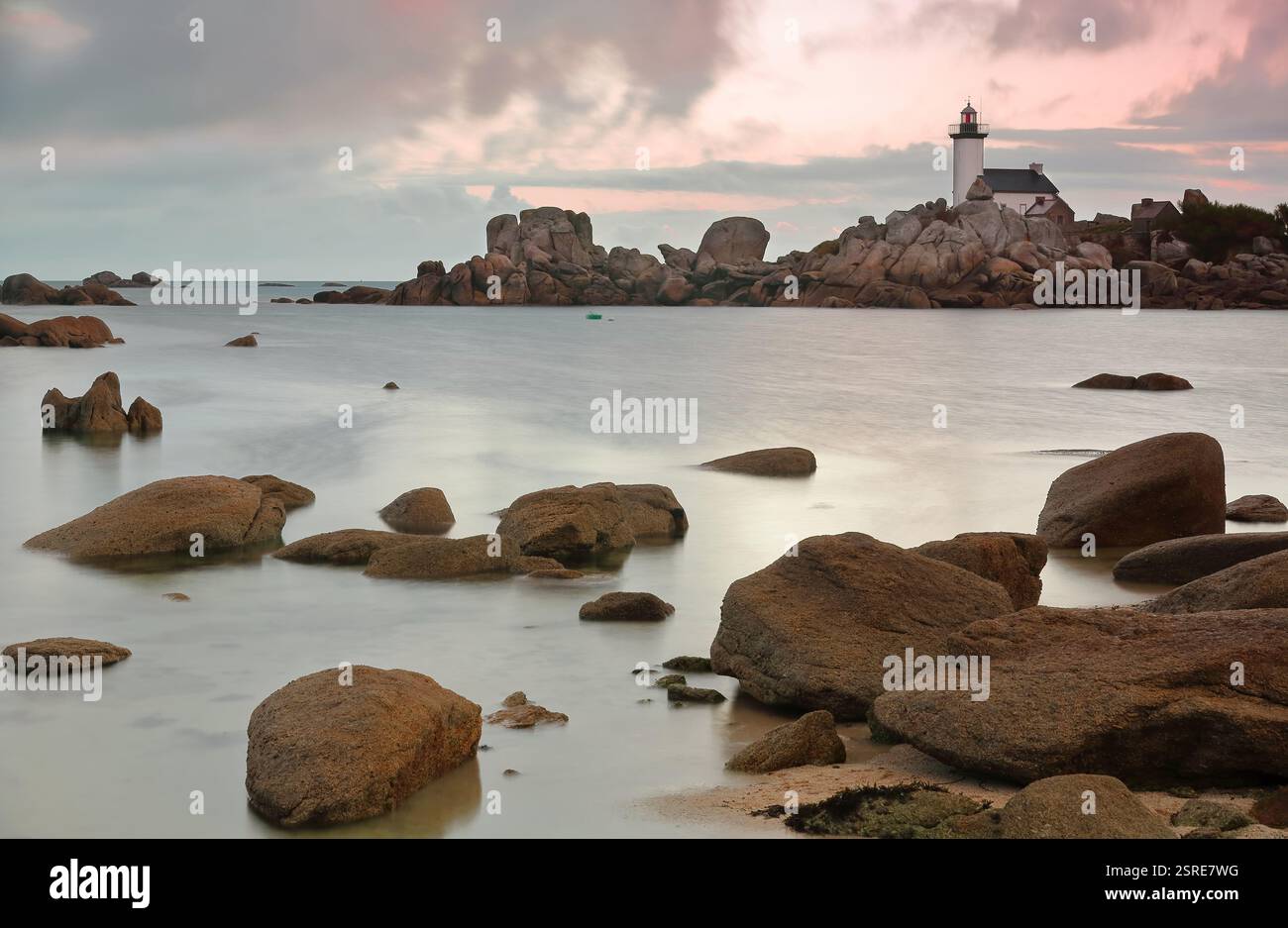 282 Leuchtturm Phare de Pontusval, erbaut 1868 am BEG-Pol Point, Plounéour-Brignogan-Plages, an einer felsigen Küste mit häufigen Schiffswracks. Bretagne-Frankreich Stockfoto