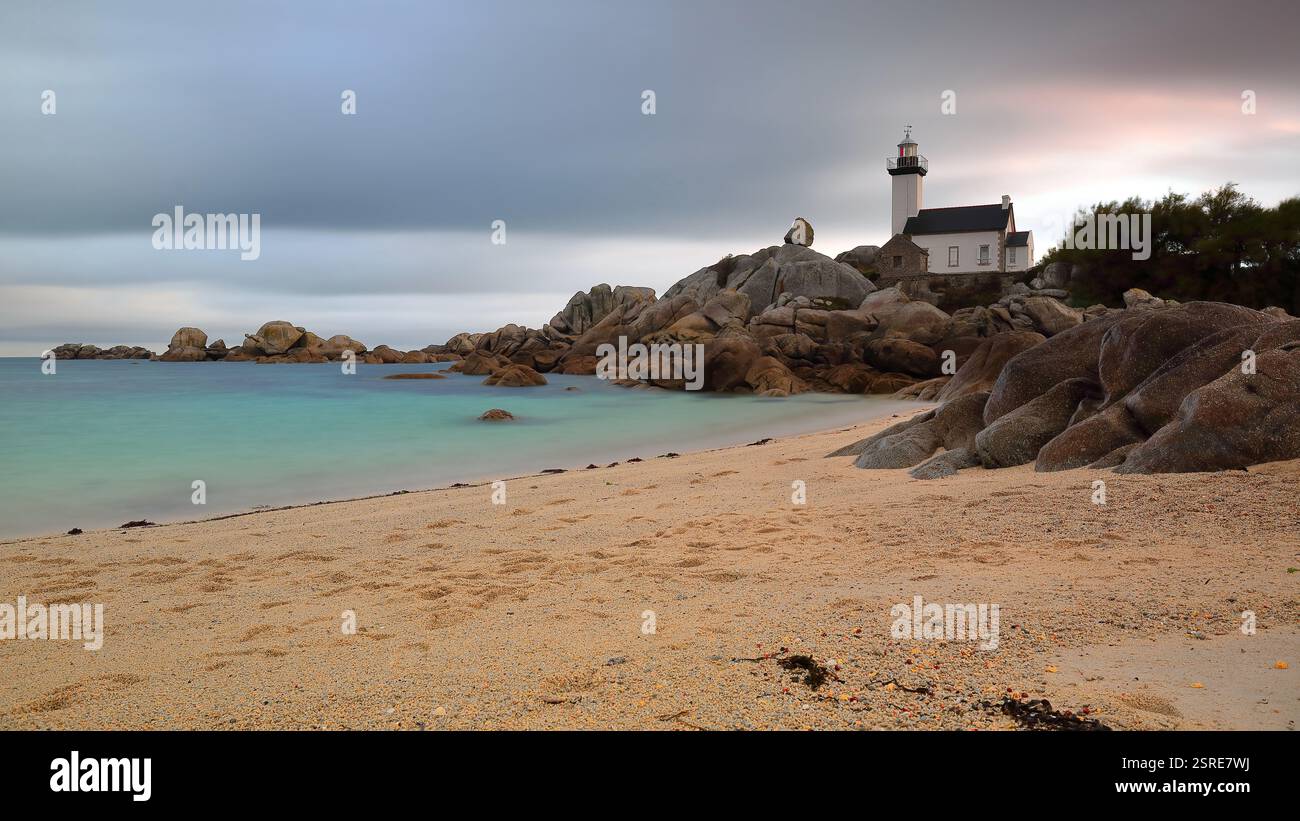 283 Leuchtturm Phare de Pontusval, erbaut 1868 am BEG-Pol Point, Plounéour-Brignogan-Plages, an einer felsigen Küste mit häufigen Schiffswracks. Bretagne-Frankreich Stockfoto